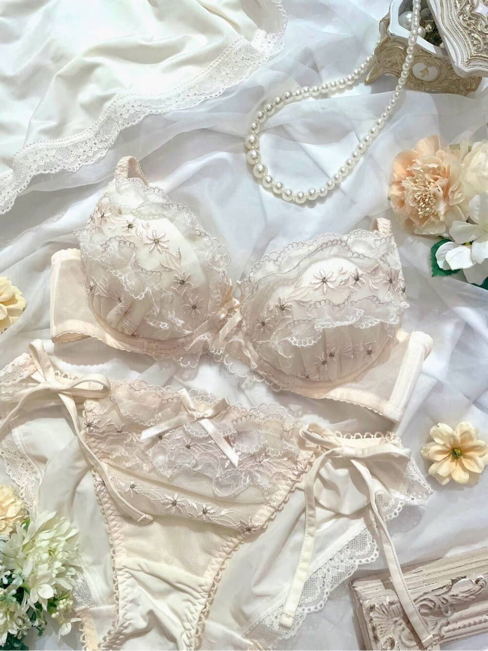 ベージュ系のブラジャー、ベージュ系のブラジャー、ベージュ系のブラジャーを着用したレディースの秋コーディネートの5枚目の写真