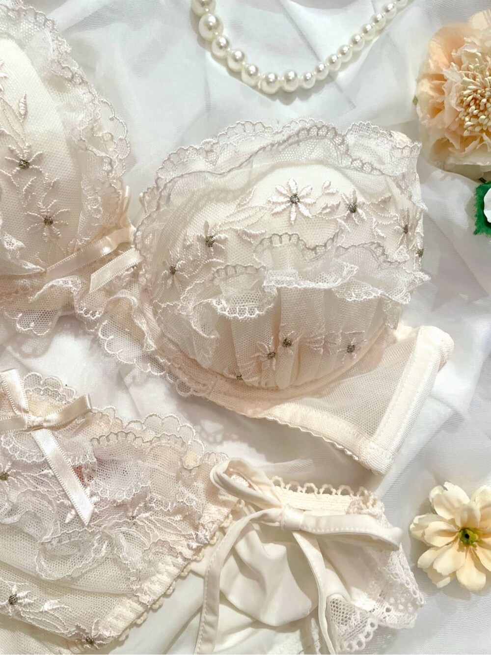 ベージュ系のブラジャー、ベージュ系のブラジャー、ベージュ系のブラジャーを着用したレディースの秋コーディネートの6枚目の写真