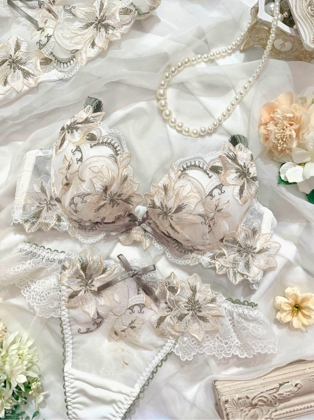 ベージュ系のブラジャー、ベージュ系のブラジャー、ベージュ系のブラジャーを着用したレディースの秋コーディネートの7枚目の写真