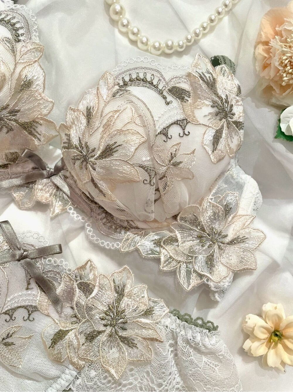 ベージュ系のブラジャー、ベージュ系のブラジャー、ベージュ系のブラジャーを着用したレディースの秋コーディネートの8枚目の写真
