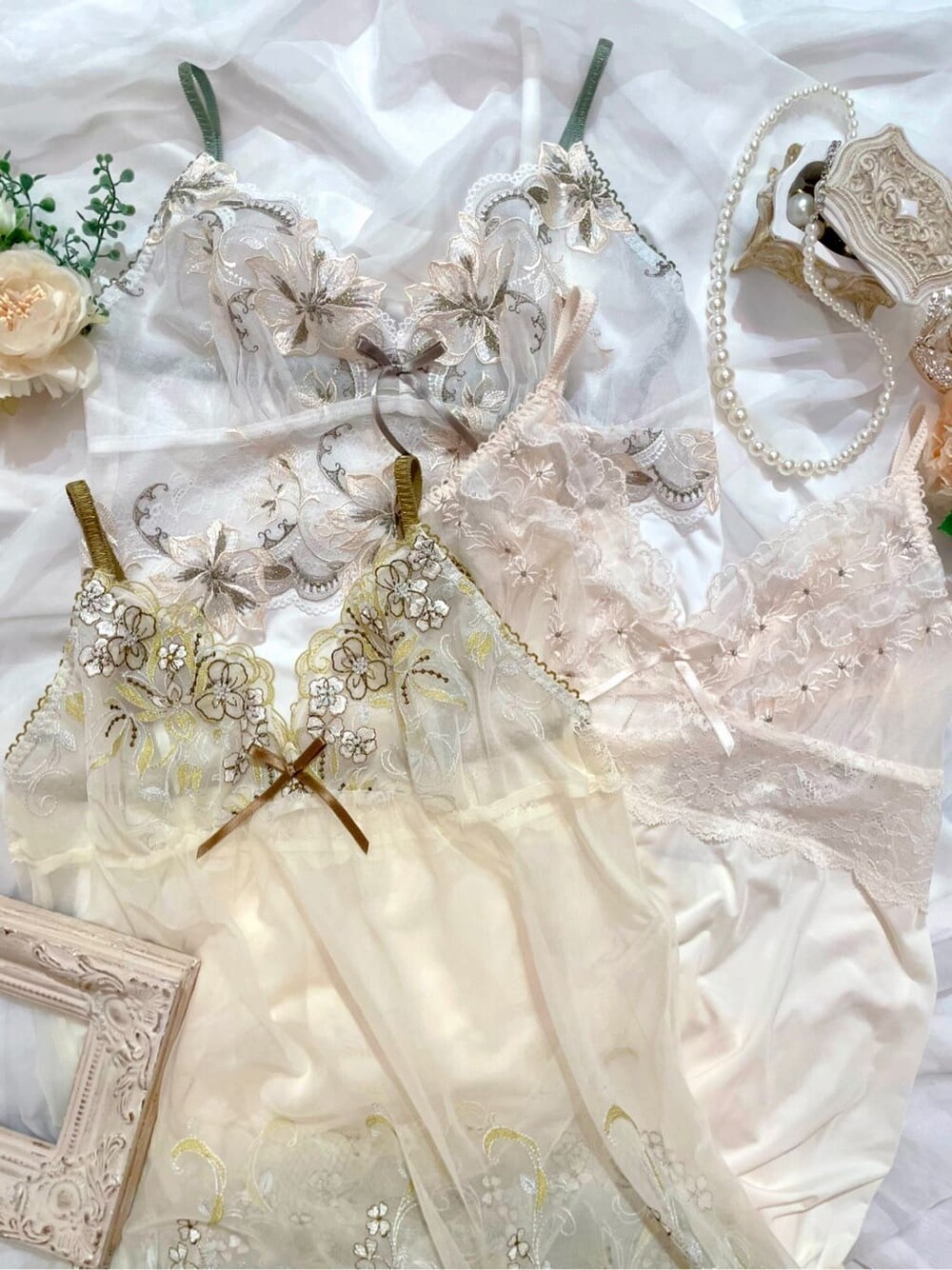 ベージュ系のブラジャー、ベージュ系のブラジャー、ベージュ系のブラジャーを着用したレディースの秋コーディネートの9枚目の写真
