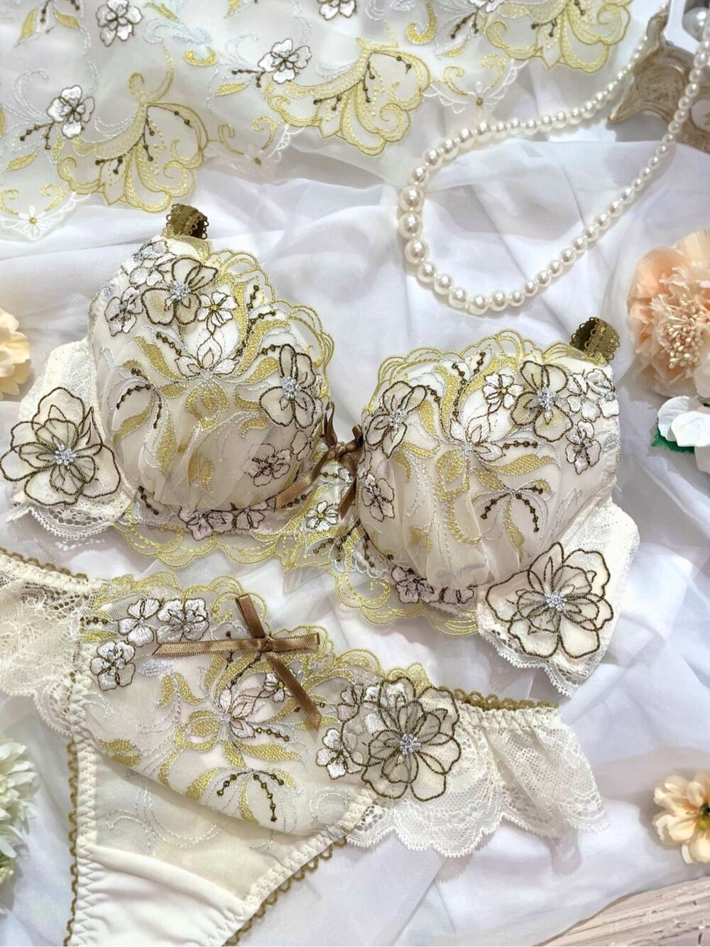 ベージュ系のブラジャー、ベージュ系のブラジャー、ベージュ系のブラジャーを着用したレディースの秋コーディネートの3枚目の写真