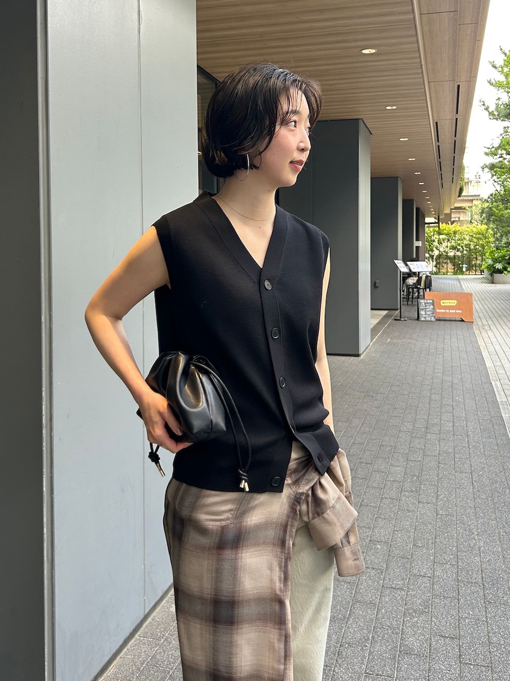 ベージュ系のデニムパンツ、ブラウン系のシャツ/ブラウス、ブラック系のベストを着用したレディースの夏コーディネートの6枚目の写真