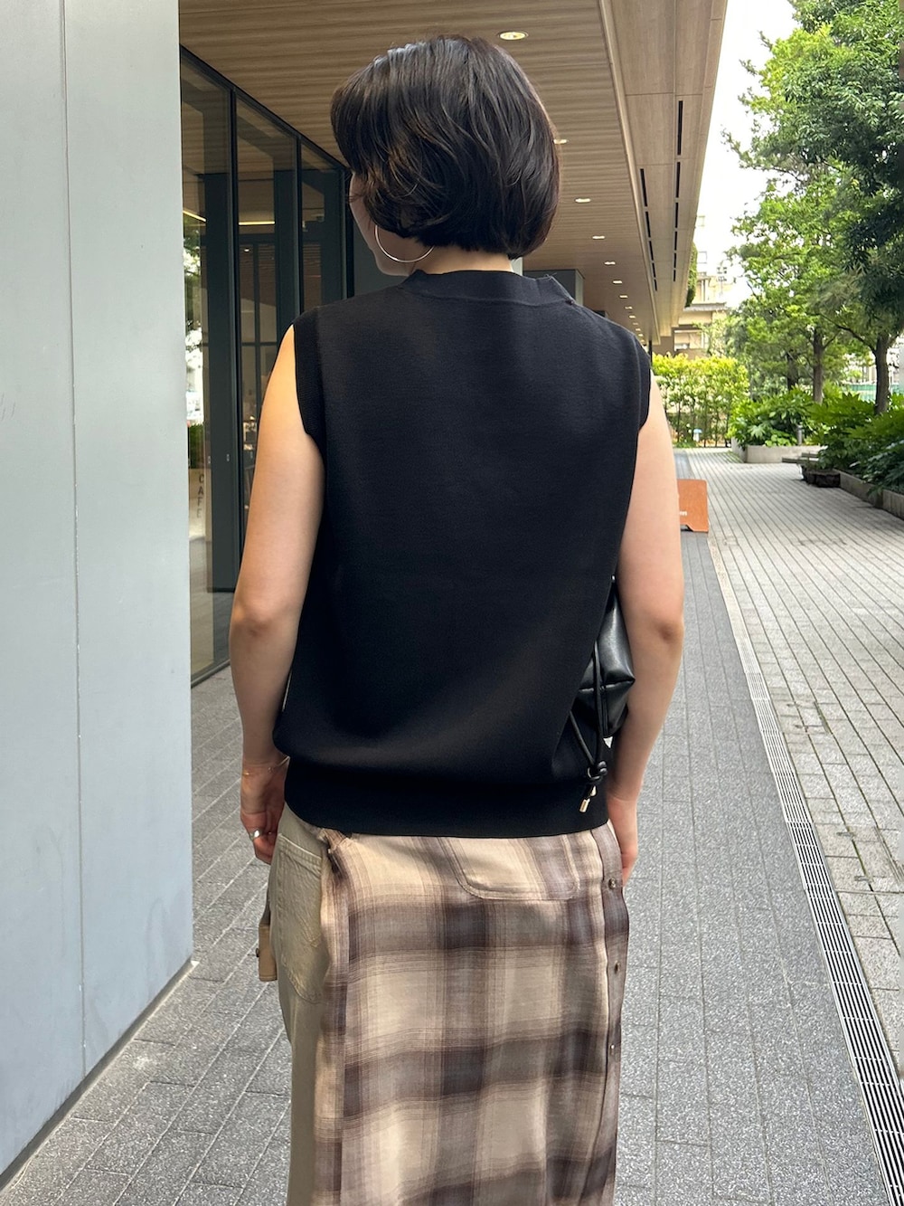 ベージュ系のデニムパンツ、ブラウン系のシャツ/ブラウス、ブラック系のベストを着用したレディースの夏コーディネートの7枚目の写真
