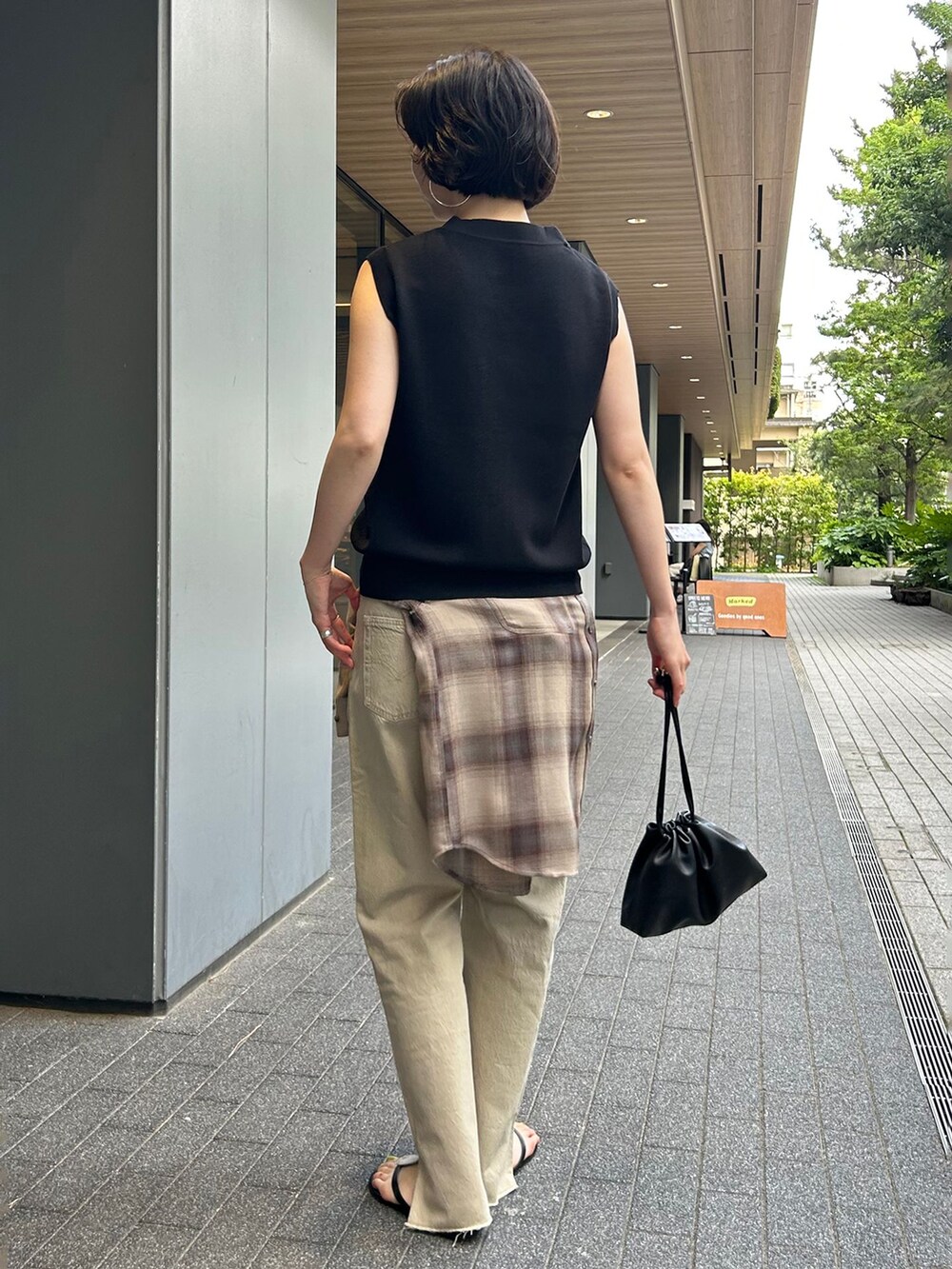 ベージュ系のデニムパンツ、ブラウン系のシャツ/ブラウス、ブラック系のベストを着用したレディースの夏コーディネートの4枚目の写真