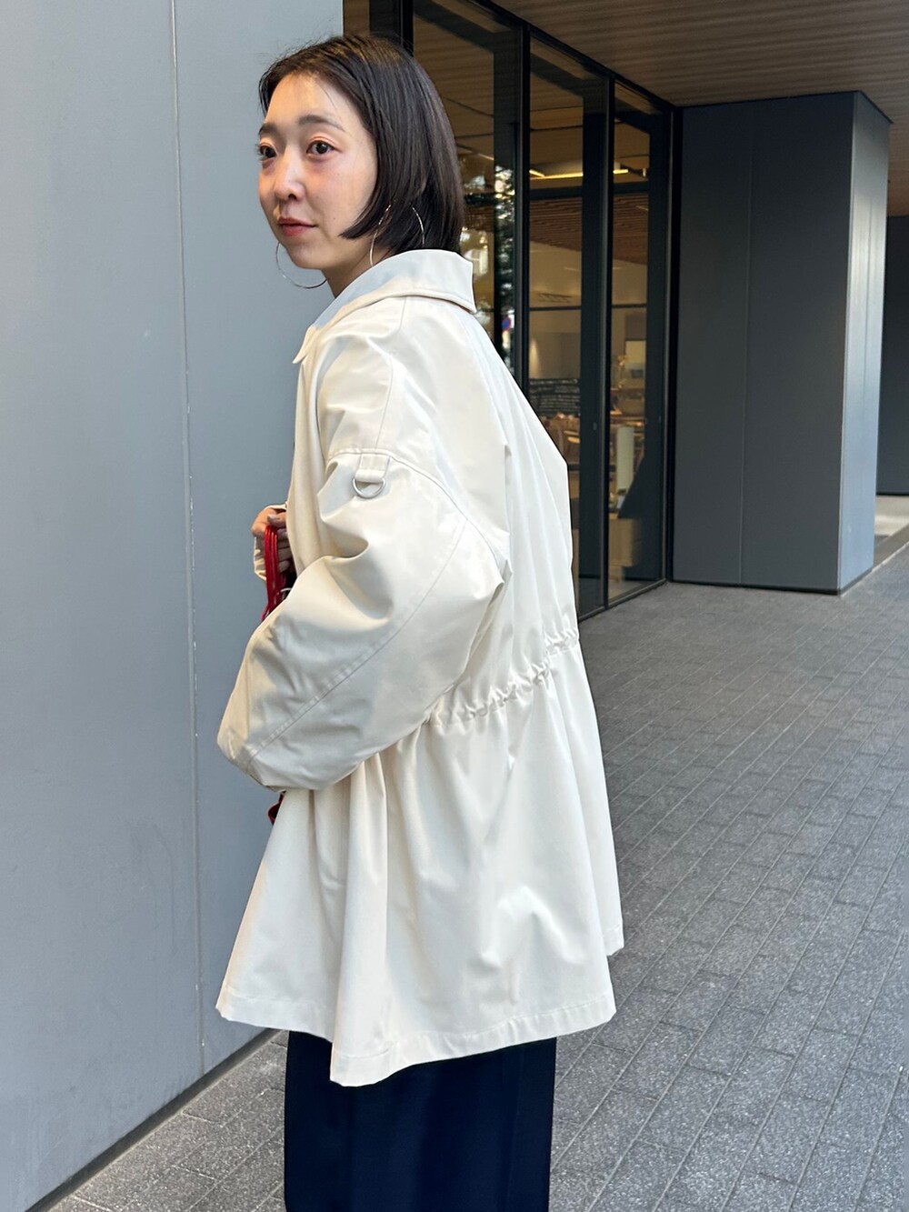 ホワイト系のその他アウター、ブルー系のその他パンツ、ブルー系のニット/セーターを着用したレディースの冬コーディネートの5枚目の写真