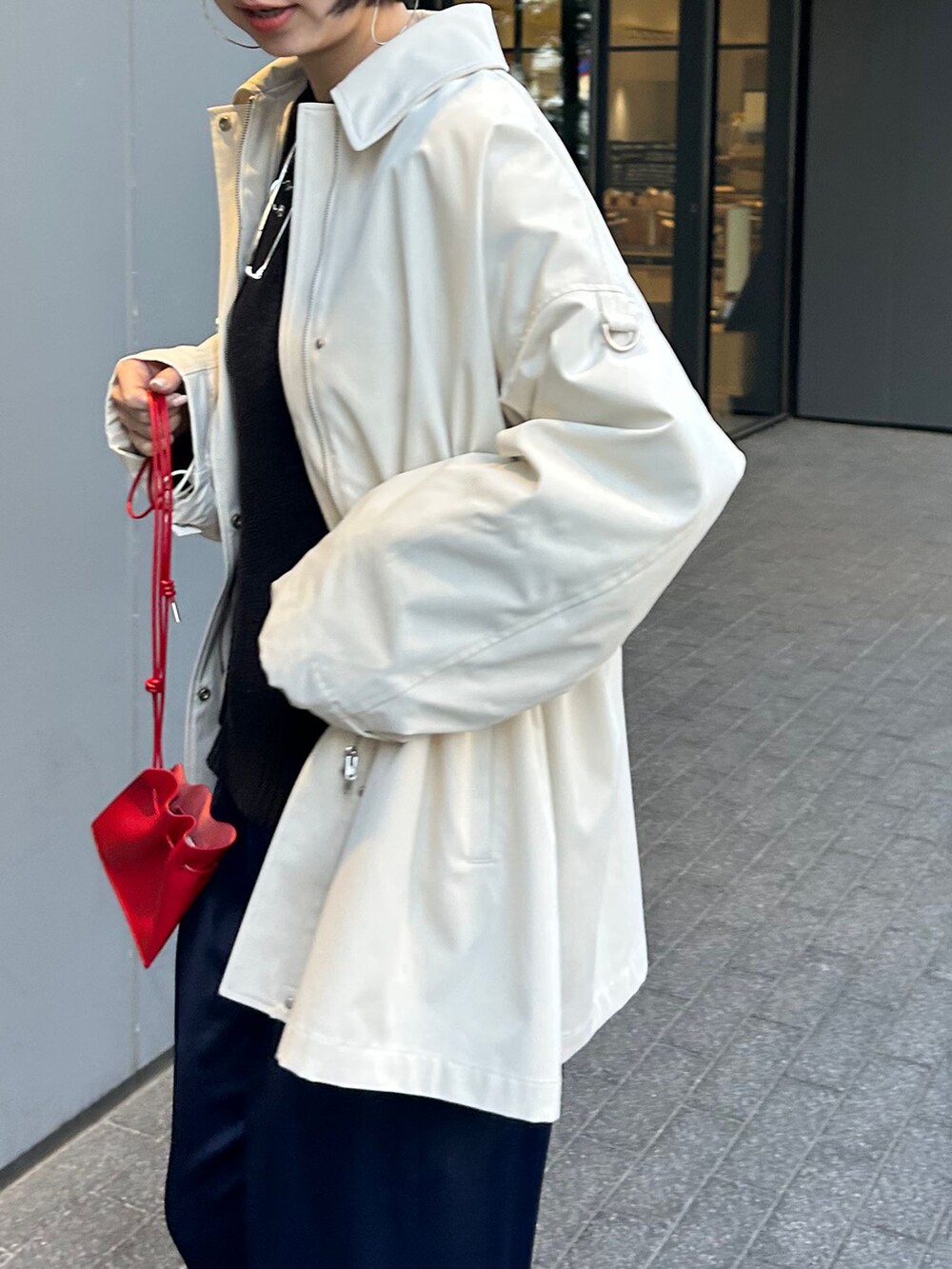ホワイト系のその他アウター、ブルー系のその他パンツ、ブルー系のニット/セーターを着用したレディースの冬コーディネートの4枚目の写真