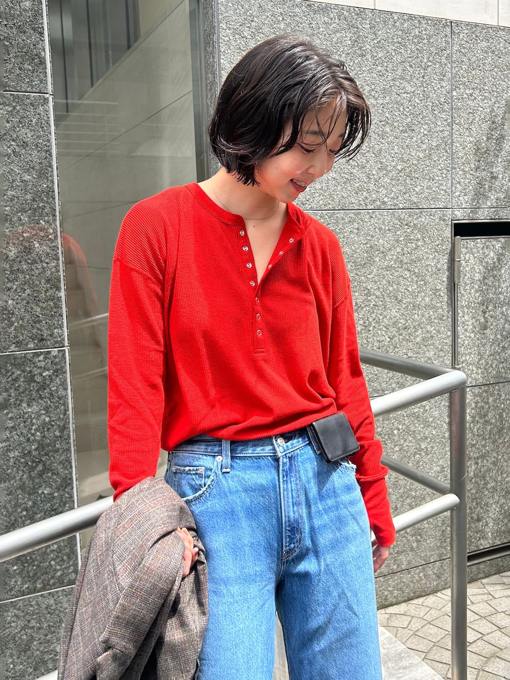 ブラウン系のテーラードジャケット、ブルー系のデニムパンツ、レッド系のTシャツ/カットソーを着用したレディースの夏コーディネートの7枚目の写真