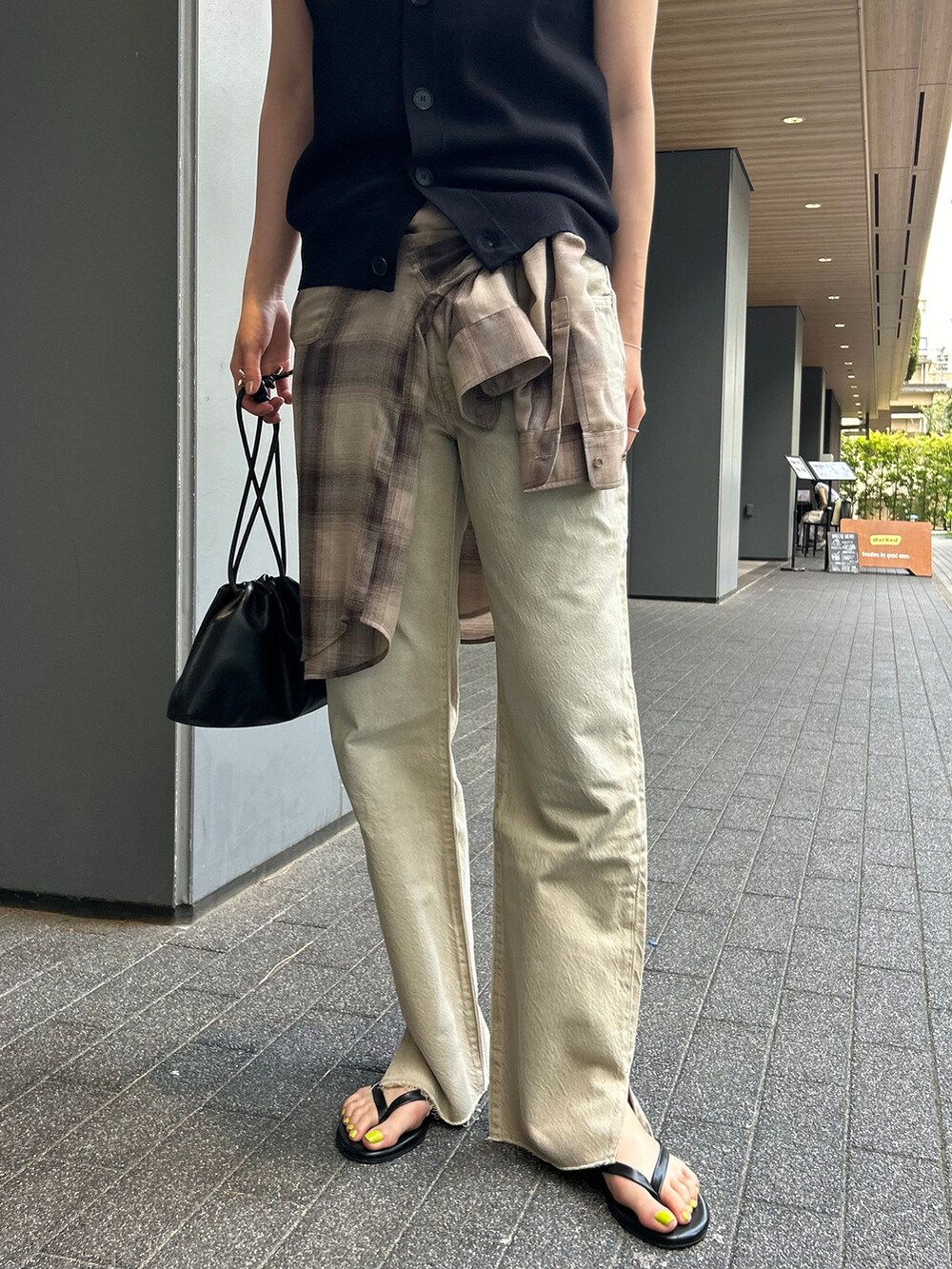 ベージュ系のデニムパンツ、ブラウン系のシャツ/ブラウス、ブラック系のベストを着用したレディースの夏コーディネートの5枚目の写真