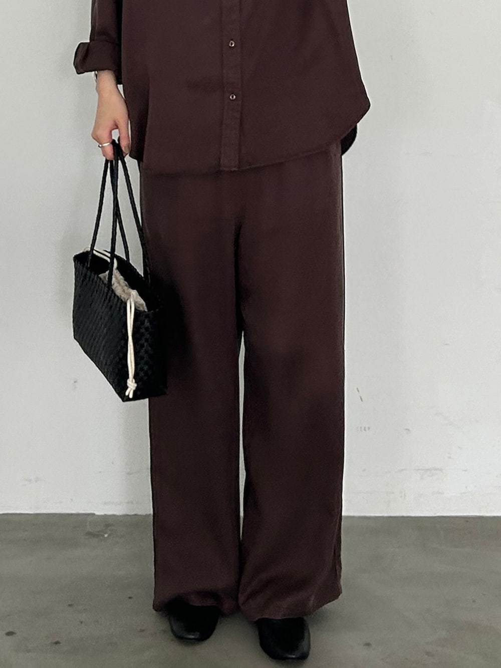 ブラウン系のその他パンツ、ブラウン系のシャツ/ブラウス、ブラック系のかごバッグを着用したレディースの夏コーディネートの4枚目の写真
