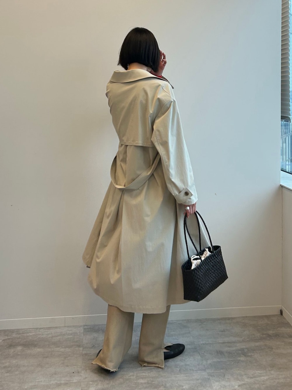 ブラック系のローファー、ベージュ系のトレンチコート、ベージュ系のデニムパンツを着用したレディースの冬コーディネートの4枚目の写真