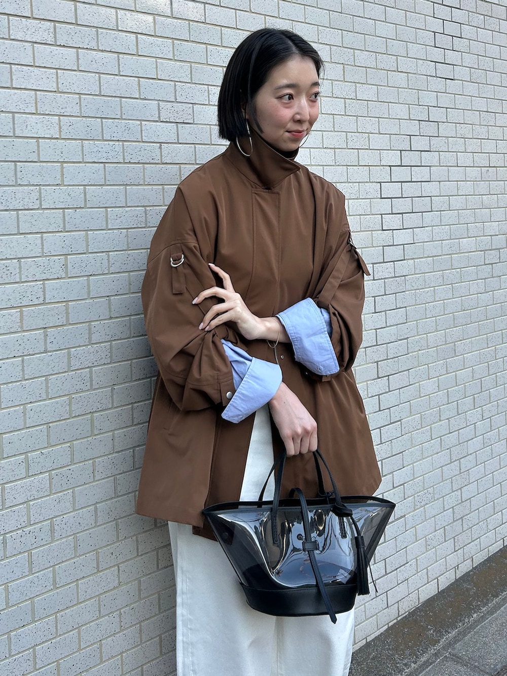 イエロー系のその他アウター、ホワイト系のデニムパンツ、ブルー系のシャツ/ブラウスを着用したレディースの冬コーディネートの4枚目の写真