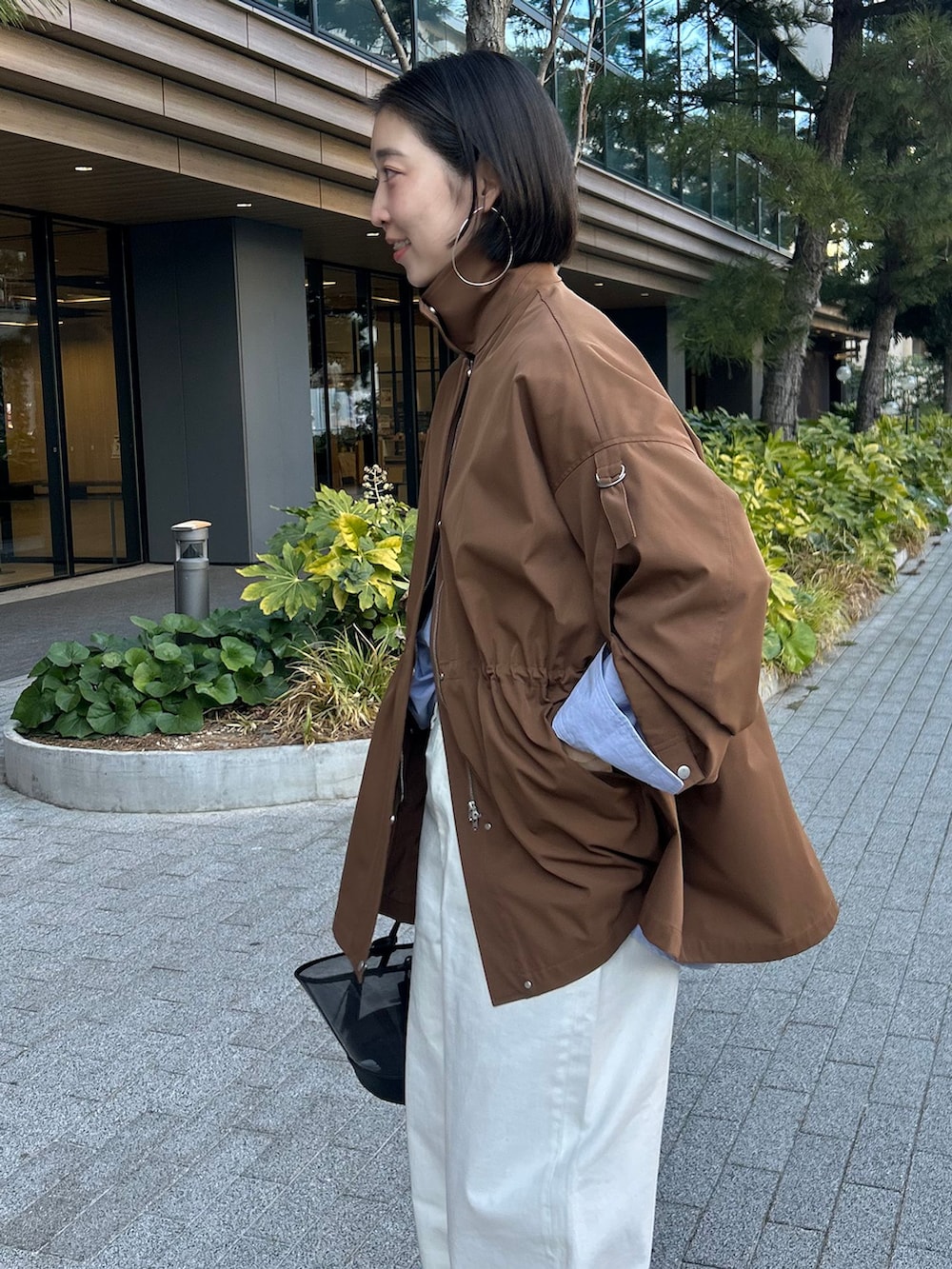 イエロー系のその他アウター、ホワイト系のデニムパンツ、ブルー系のシャツ/ブラウスを着用したレディースの冬コーディネートの6枚目の写真