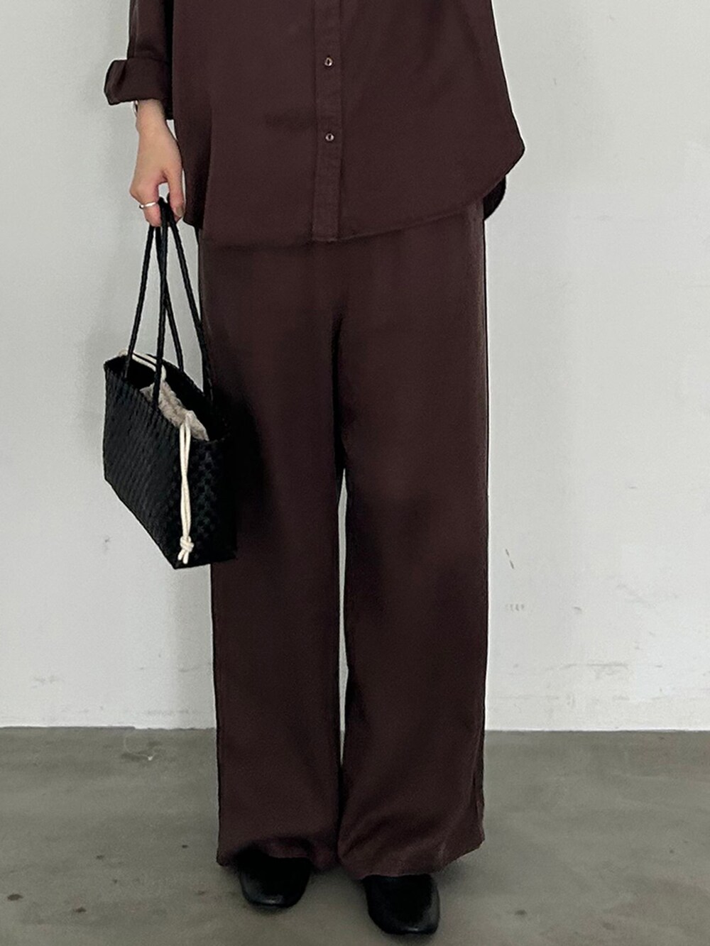 ブラウン系のその他パンツ、ブラウン系のシャツ/ブラウス、ブラック系のかごバッグを着用したレディースの夏コーディネートの4枚目の写真