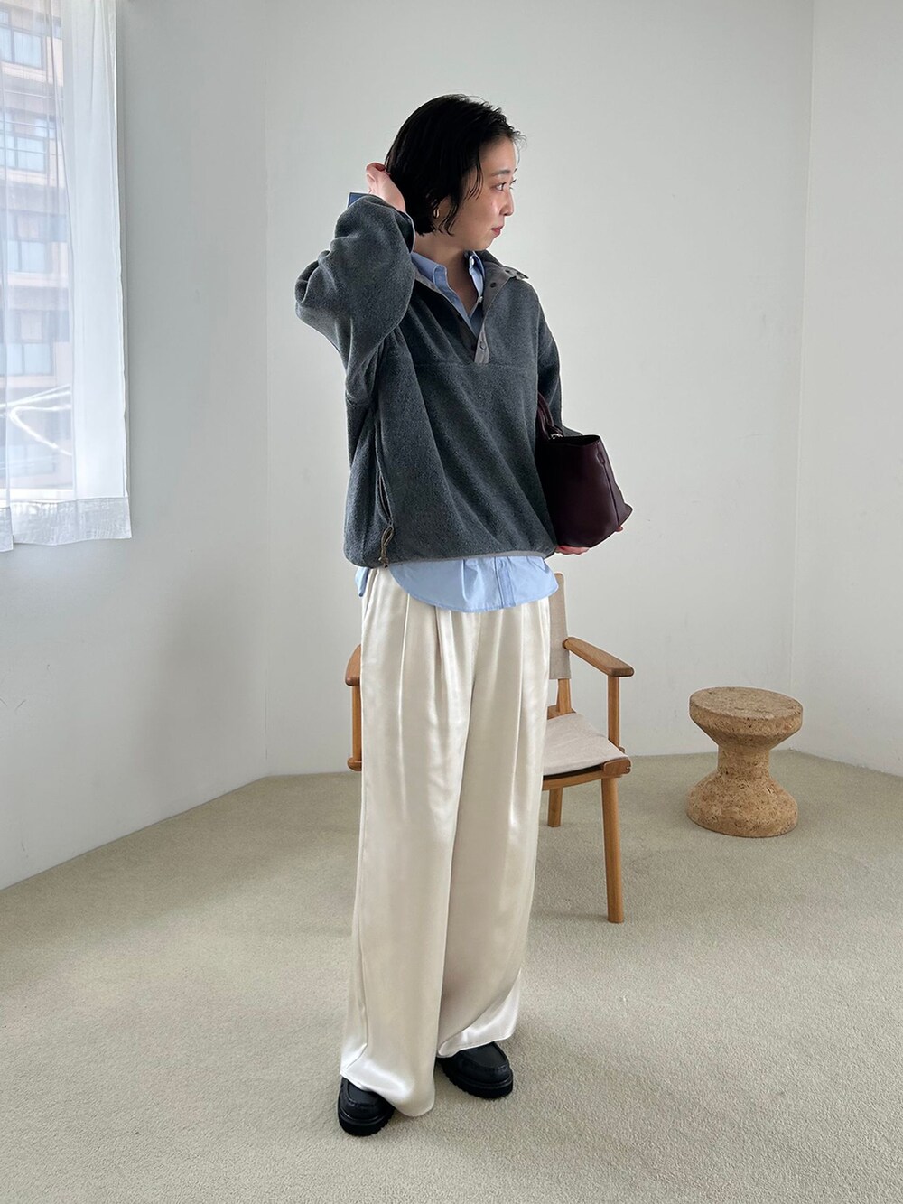 グレー系のその他アウター、ブルー系のシャツ/ブラウス、ブラック系のローファーを着用したレディースの夏コーディネートの2枚目の写真