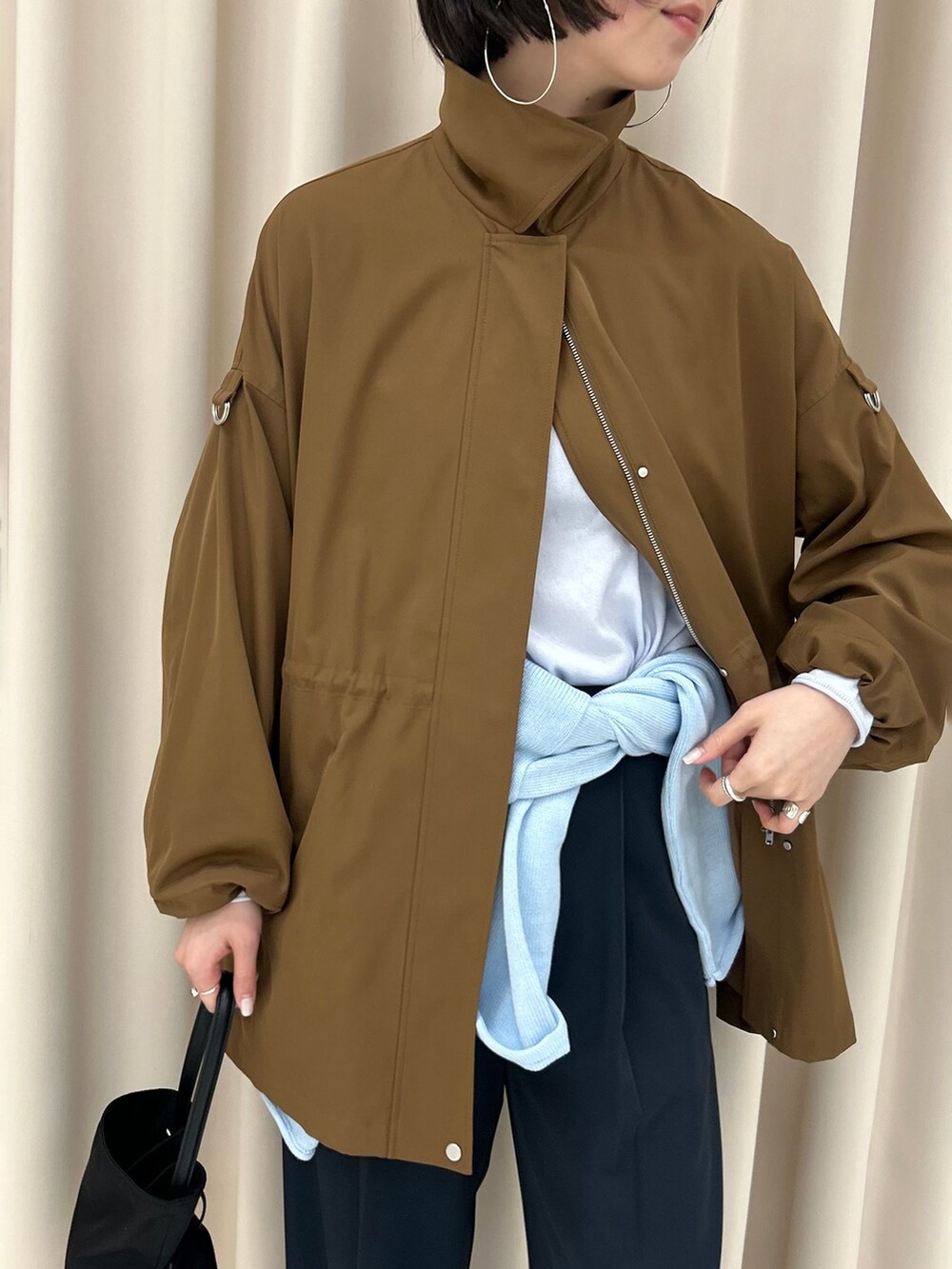 ブラック系のローファー、イエロー系のその他アウター、ブルー系のニット/セーターを着用したレディースの冬コーディネートの8枚目の写真