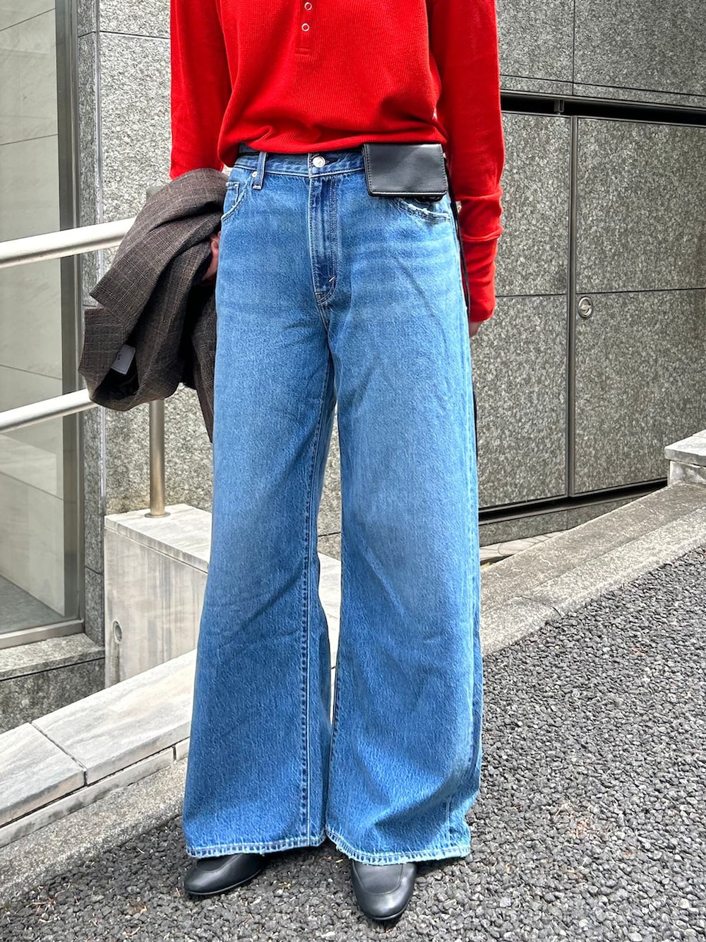 ブラウン系のテーラードジャケット、ブルー系のデニムパンツ、レッド系のTシャツ/カットソーを着用したレディースの夏コーディネートの4枚目の写真