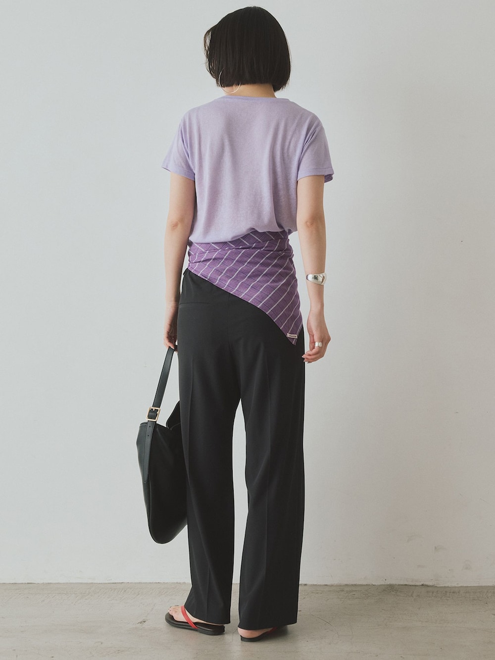 ブラック系のスラックス、パープル系のTシャツ/カットソー、ブラック系のトートバッグを着用したレディースの夏コーディネートの4枚目の写真