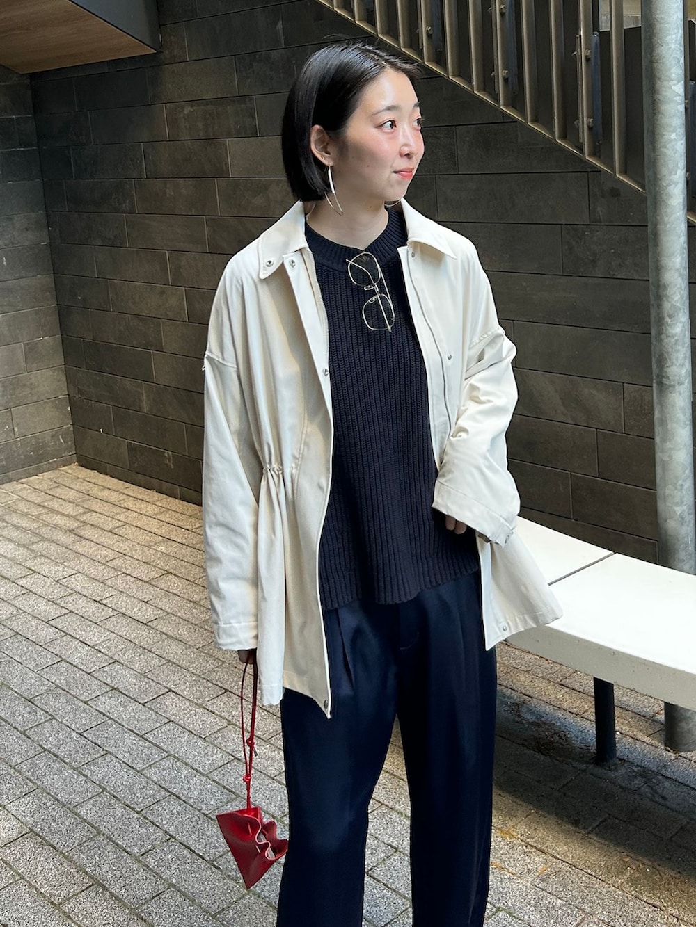 ホワイト系のその他アウター、ブルー系のその他パンツ、ブルー系のニット/セーターを着用したレディースの冬コーディネートの3枚目の写真