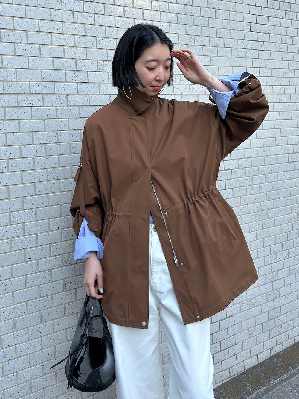 イエロー系のその他アウター、ホワイト系のデニムパンツ、ブルー系のシャツ/ブラウスを着用したレディースの冬コーディネートの5枚目の写真