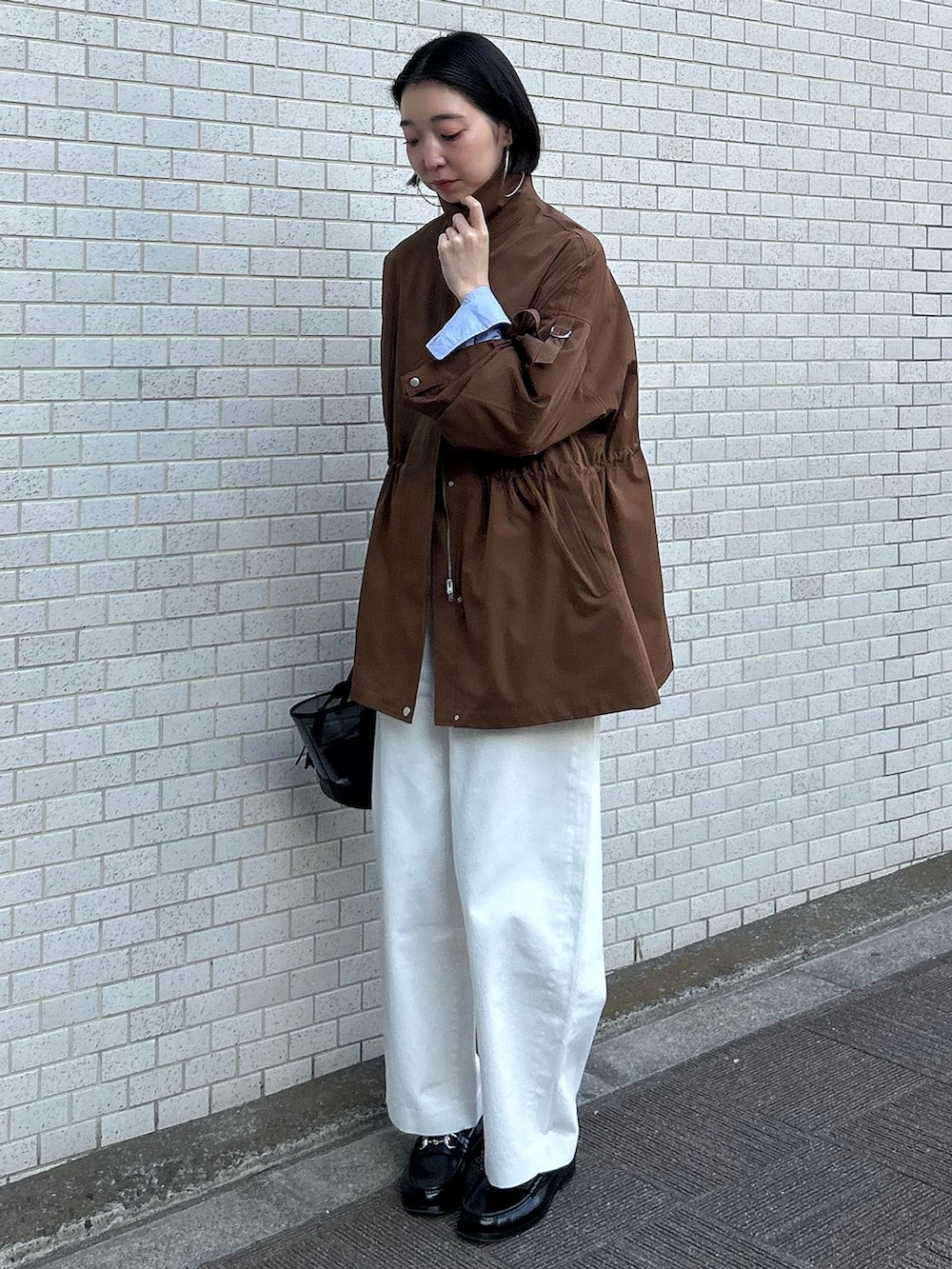 イエロー系のその他アウター、ホワイト系のデニムパンツ、ブルー系のシャツ/ブラウスを着用したレディースの冬コーディネートの2枚目の写真
