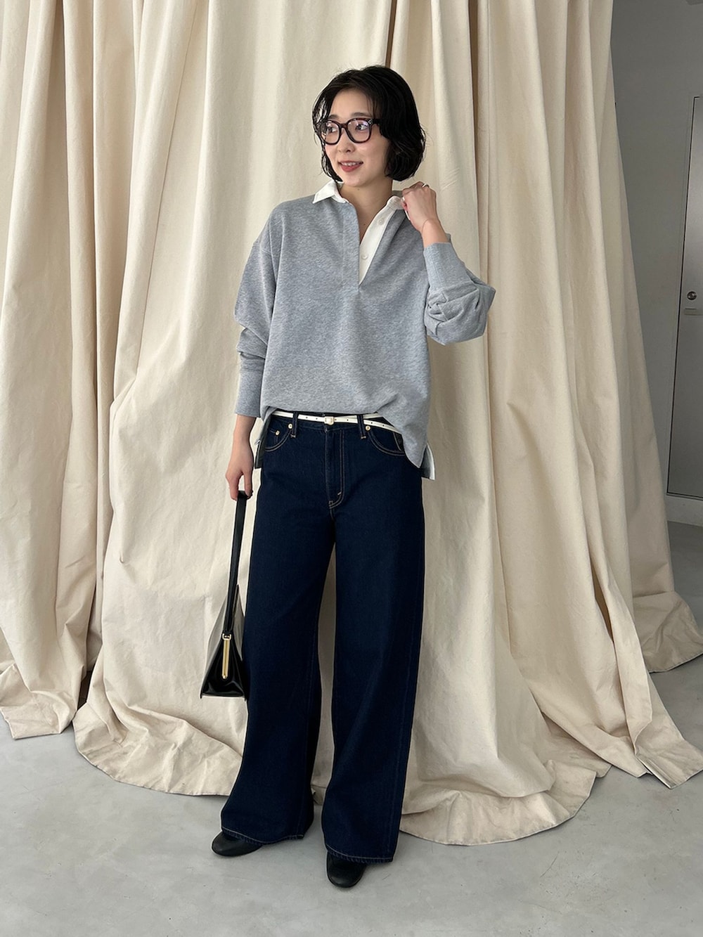 ブルー系のデニムパンツ、グレー系のTシャツ/カットソー、ブラック系のショルダーバッグを着用したレディースの夏コーディネートの2枚目の写真