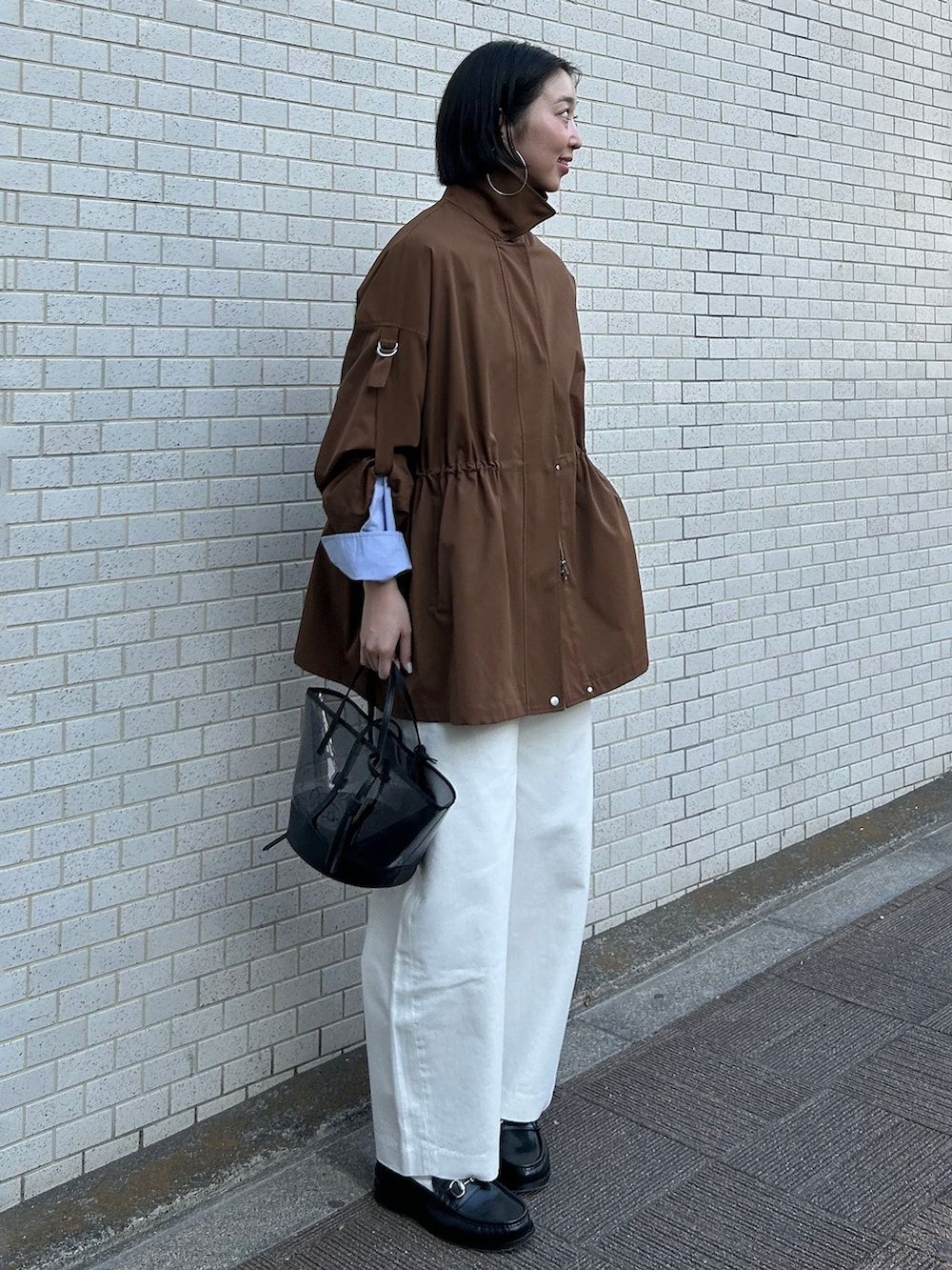 イエロー系のその他アウター、ホワイト系のデニムパンツ、ブルー系のシャツ/ブラウスを着用したレディースの冬コーディネートの3枚目の写真