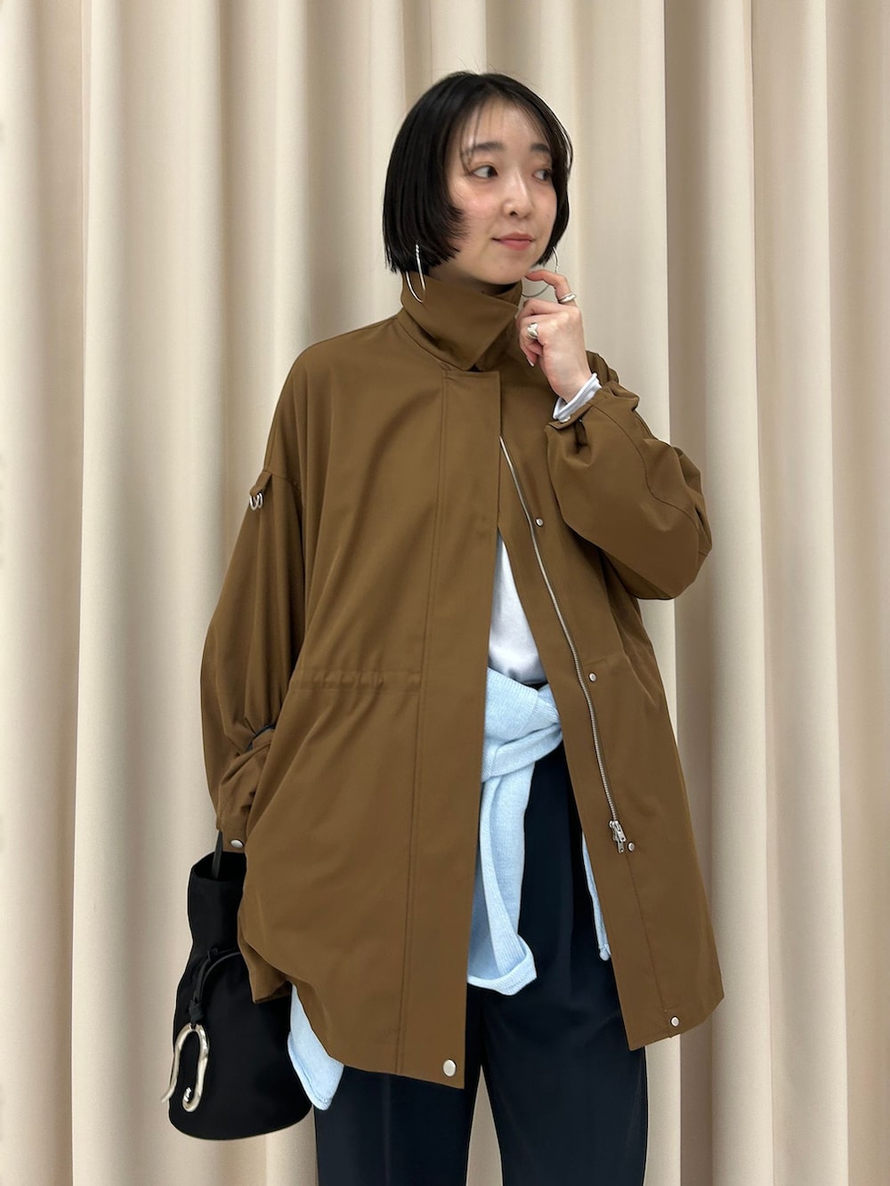 ブラック系のローファー、イエロー系のその他アウター、ブルー系のニット/セーターを着用したレディースの冬コーディネートの7枚目の写真