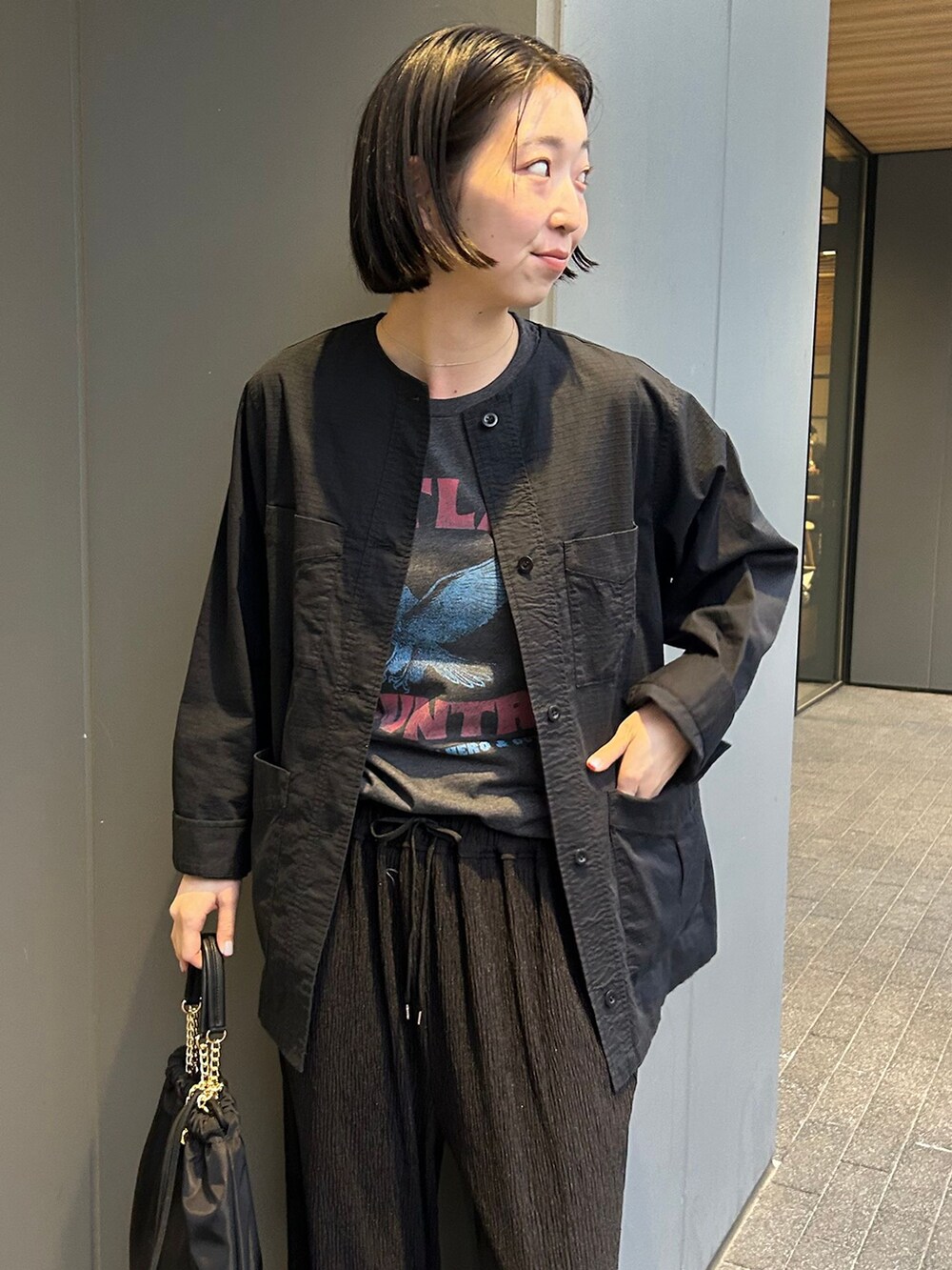 ブラック系のその他アウター、ブラック系のその他パンツ、ブラック系のバックパック/リュックを着用したレディースの春コーディネートの5枚目の写真
