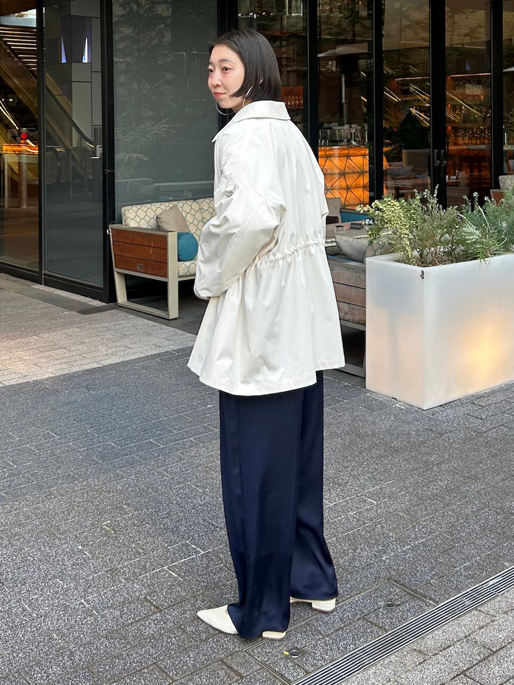ホワイト系のその他アウター、ブルー系のその他パンツ、ブルー系のニット/セーターを着用したレディースの冬コーディネートの2枚目の写真