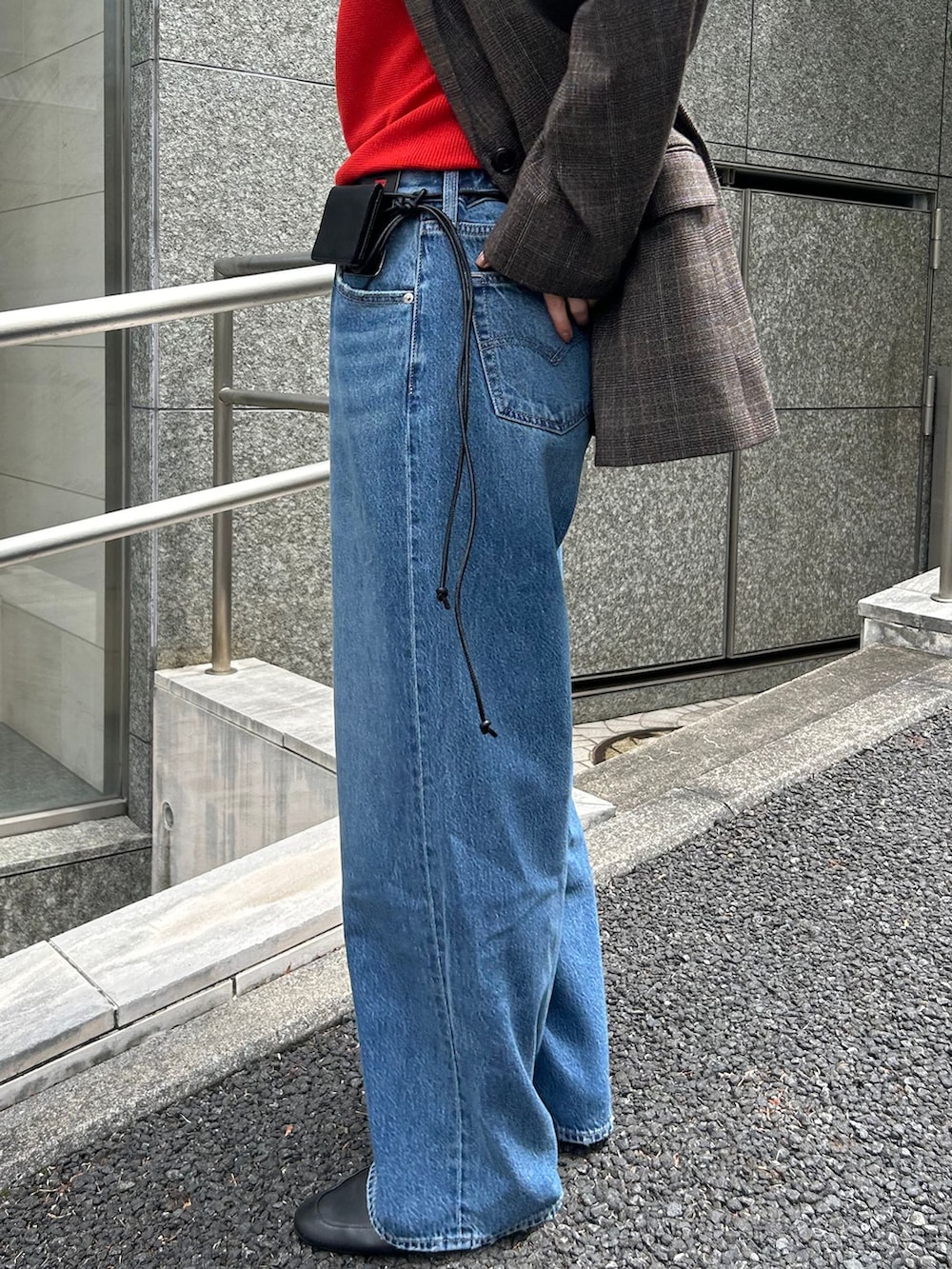 ブラウン系のテーラードジャケット、ブルー系のデニムパンツ、レッド系のTシャツ/カットソーを着用したレディースの夏コーディネートの5枚目の写真