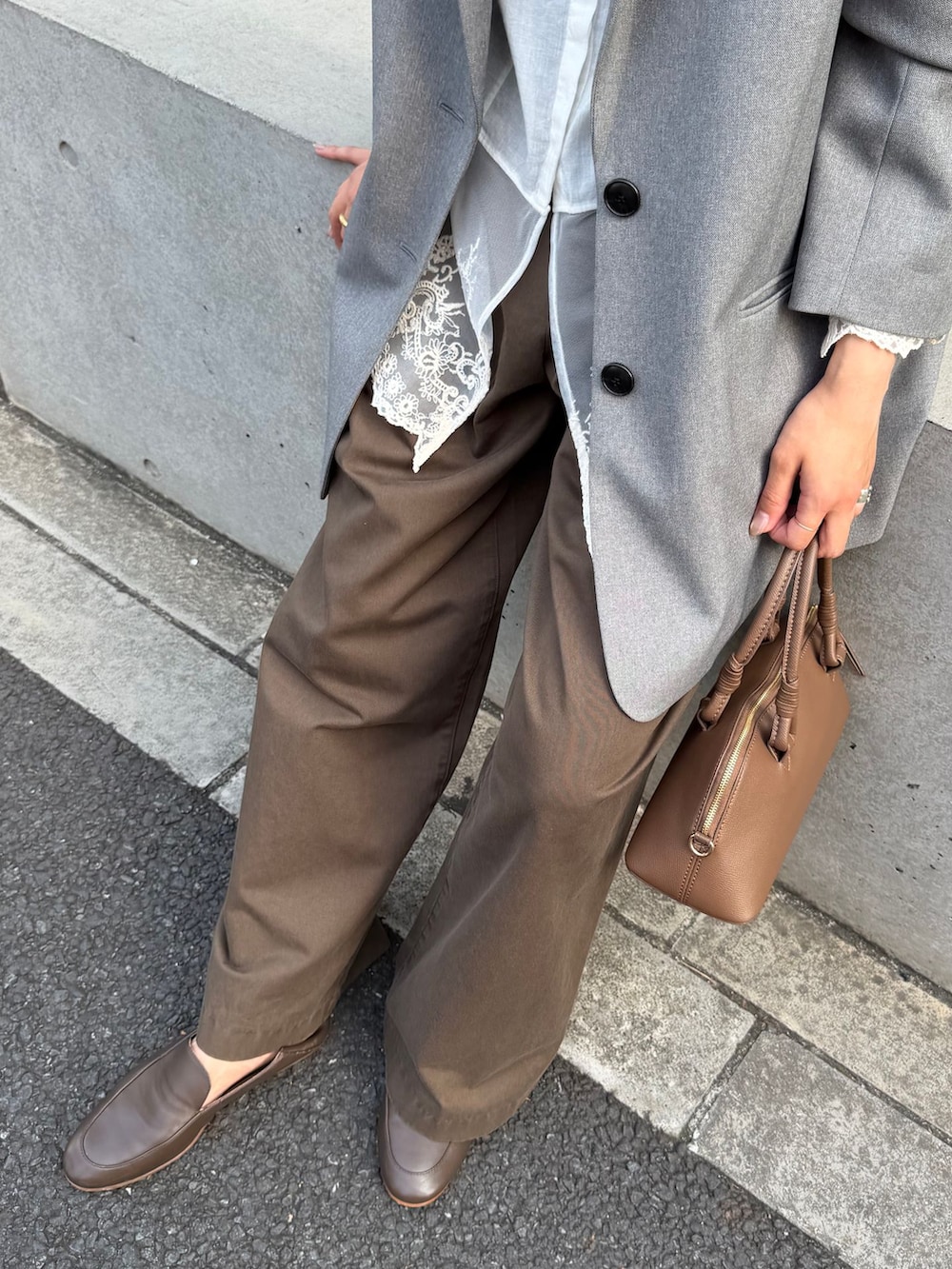 ブラウン系のチノパンツ、ホワイト系のシャツ/ブラウス、ブラウン系のショルダーバッグを着用したレディースの秋コーディネートの8枚目の写真