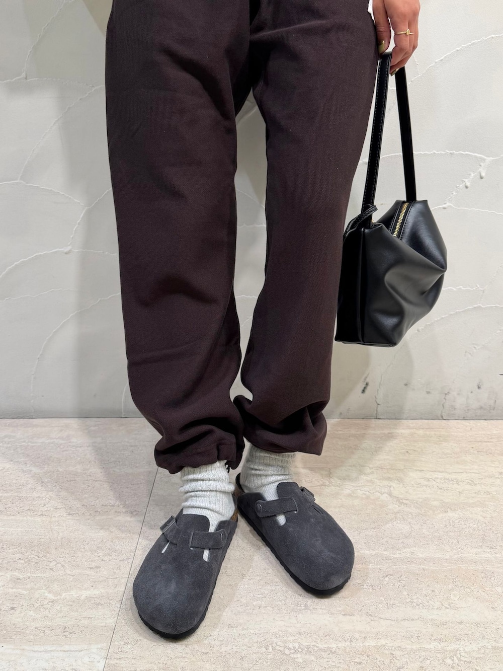 ブラウン系のスウェットパンツ、ホワイト系のシャツ/ブラウス、ブラック系のハンドバッグを着用したレディースの秋コーディネートの8枚目の写真