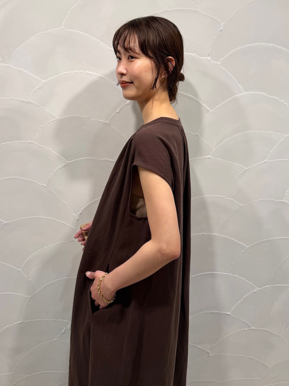 ベージュ系のサンダル、ブラウン系のワンピース、ホワイト系のシャツ/ブラウスを着用したレディースの春コーディネートの5枚目の写真
