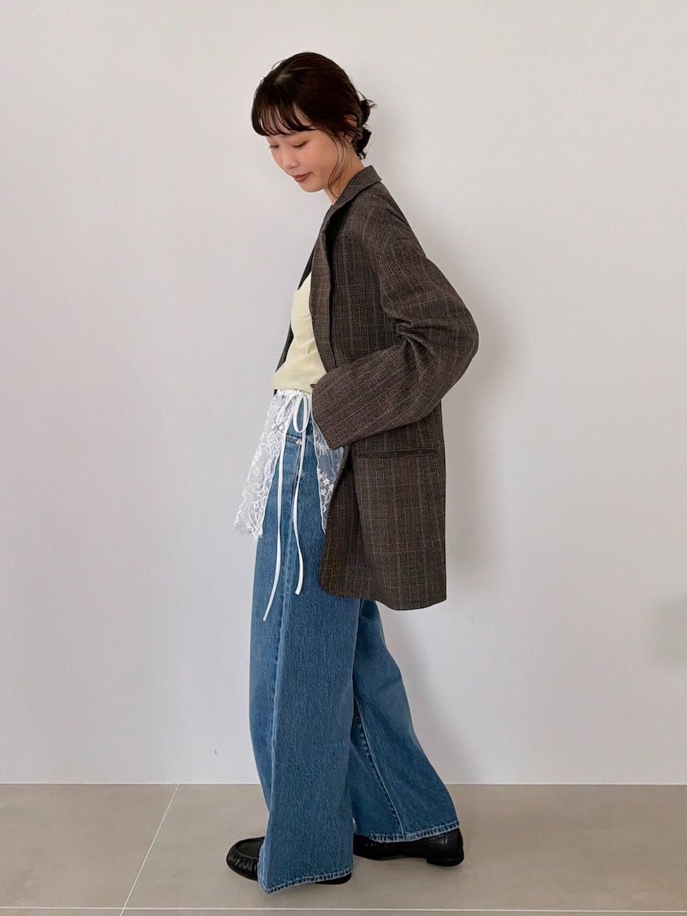 ブラウン系のテーラードジャケット、ブルー系のデニムパンツ、グリーン系のTシャツ/カットソーを着用したレディースの夏コーディネートの2枚目の写真