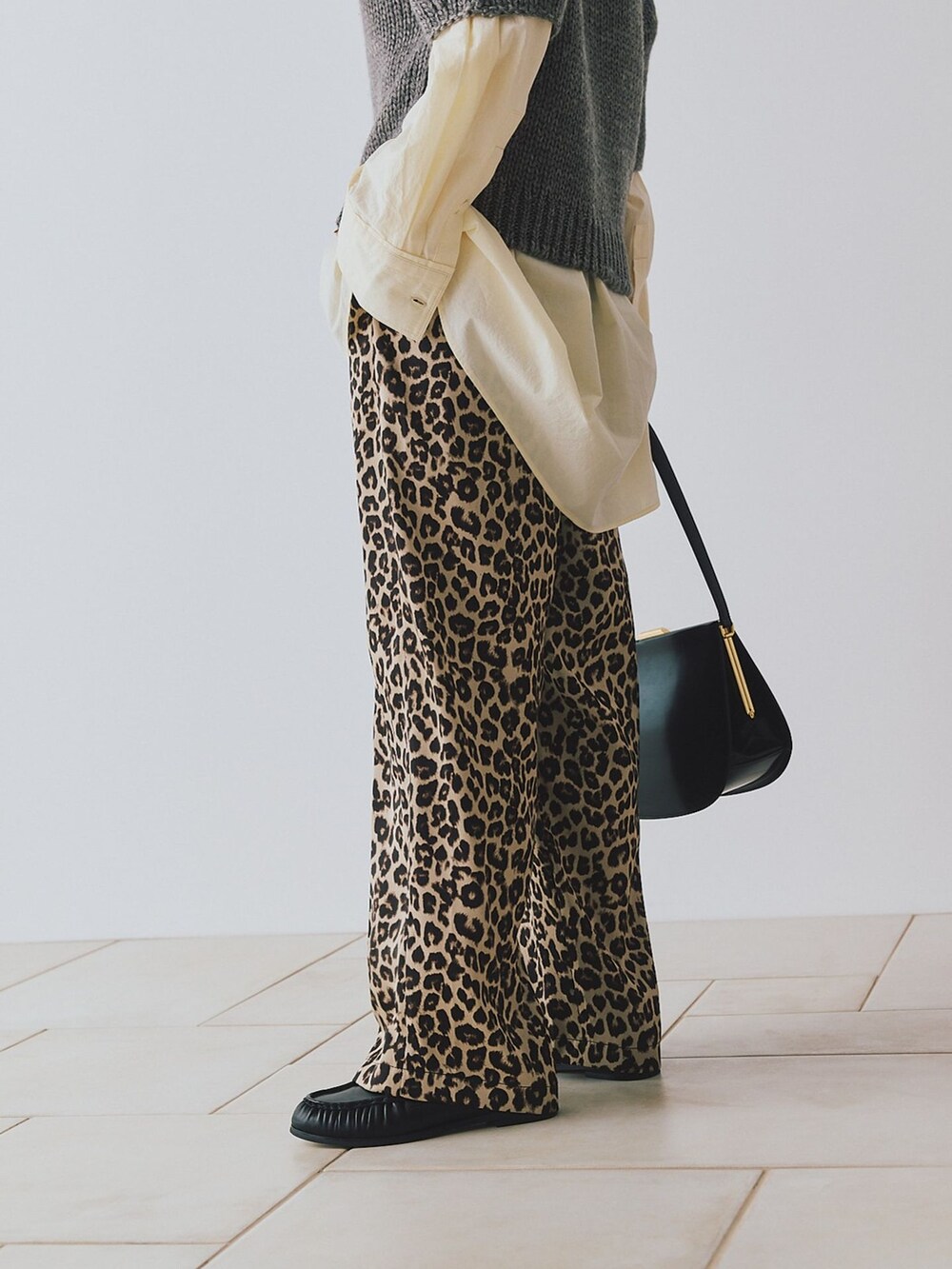 ベージュ系のその他パンツ、イエロー系のシャツ/ブラウス、グレー系のニット/セーターを着用したレディースの夏コーディネートの5枚目の写真