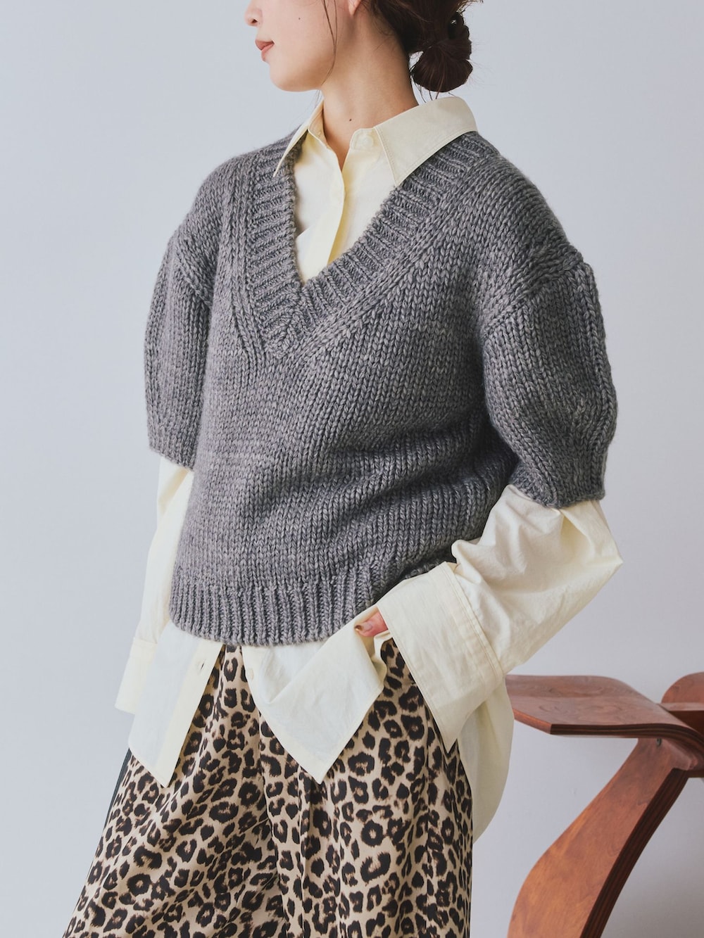 ベージュ系のその他パンツ、イエロー系のシャツ/ブラウス、グレー系のニット/セーターを着用したレディースの夏コーディネートの4枚目の写真