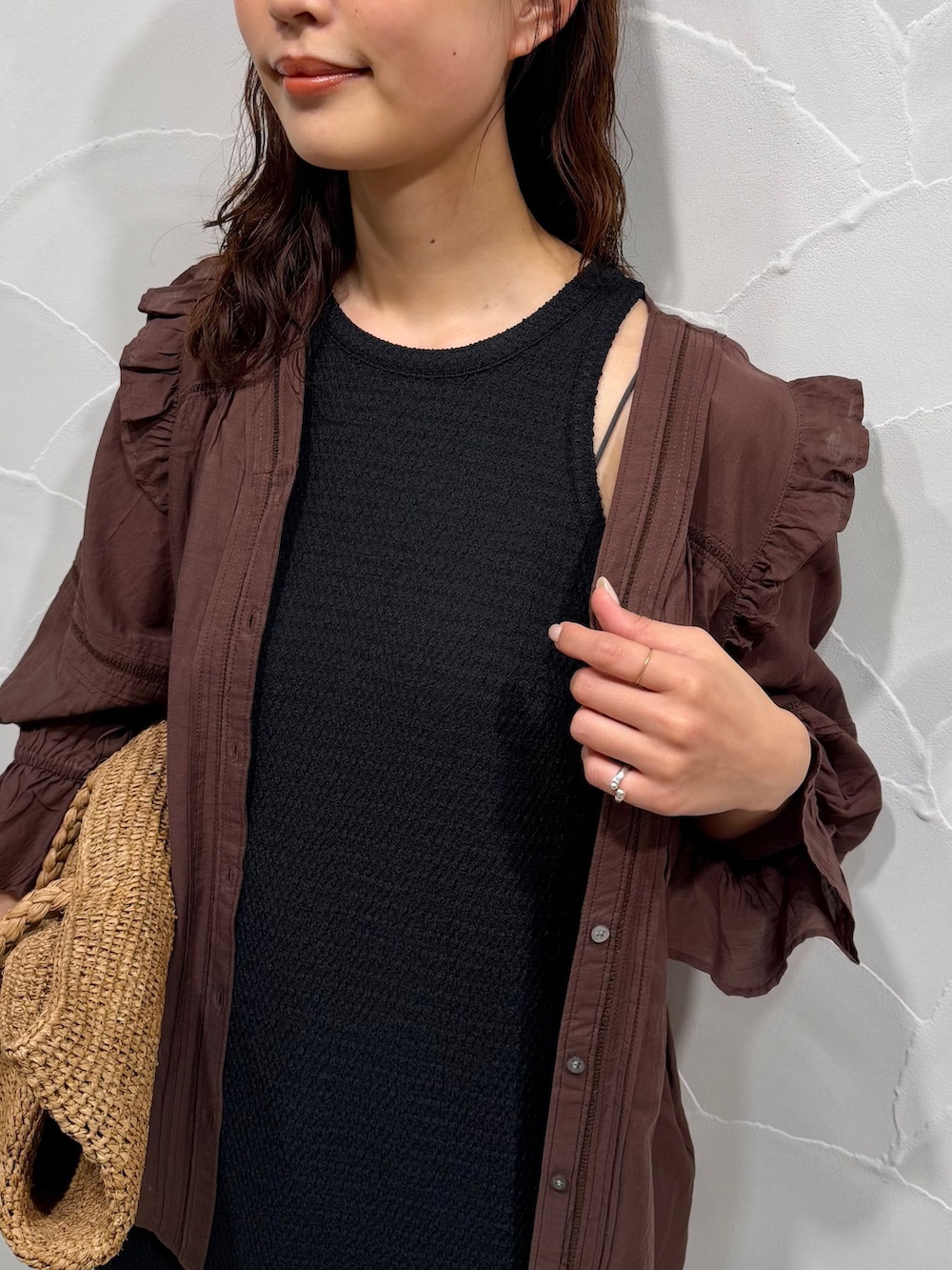 ブラック系のワンピース、ブラウン系のシャツ/ブラウス、ブラック系のシャツ/ブラウスを着用したレディースの春コーディネートの8枚目の写真