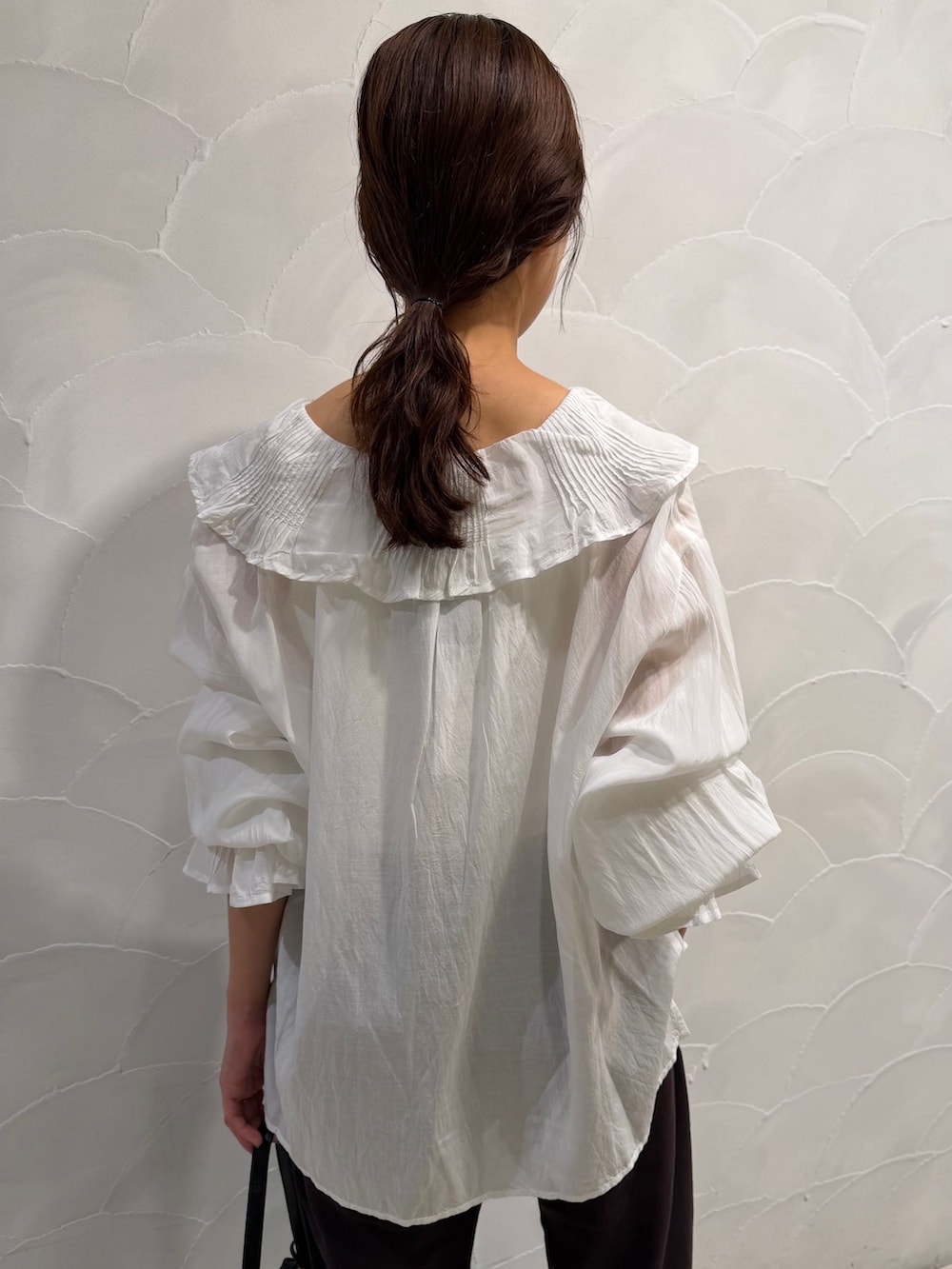 ブラウン系のスウェットパンツ、ホワイト系のシャツ/ブラウス、ブラック系のハンドバッグを着用したレディースの秋コーディネートの5枚目の写真