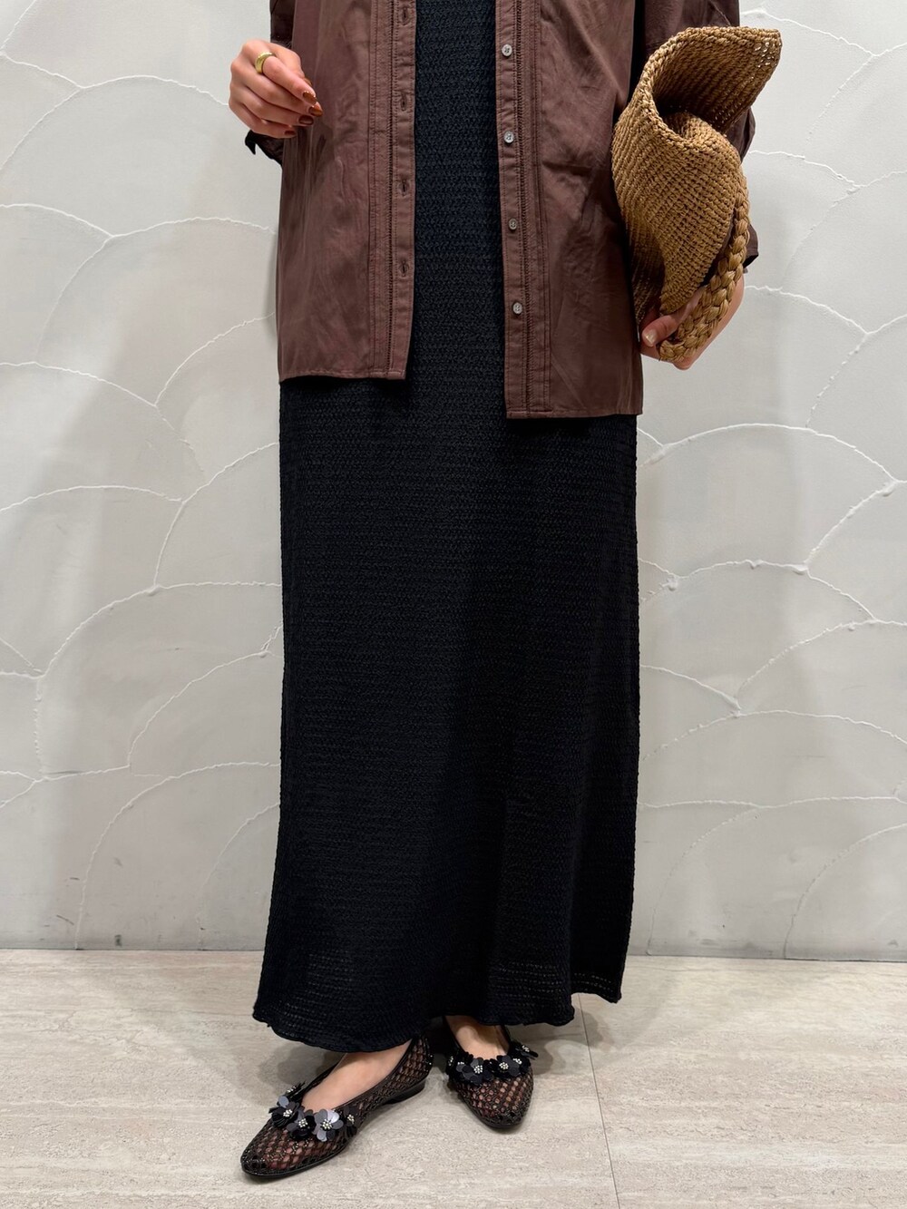 ブラック系のワンピース、ブラウン系のシャツ/ブラウス、ブラック系のシャツ/ブラウスを着用したレディースの春コーディネートの6枚目の写真