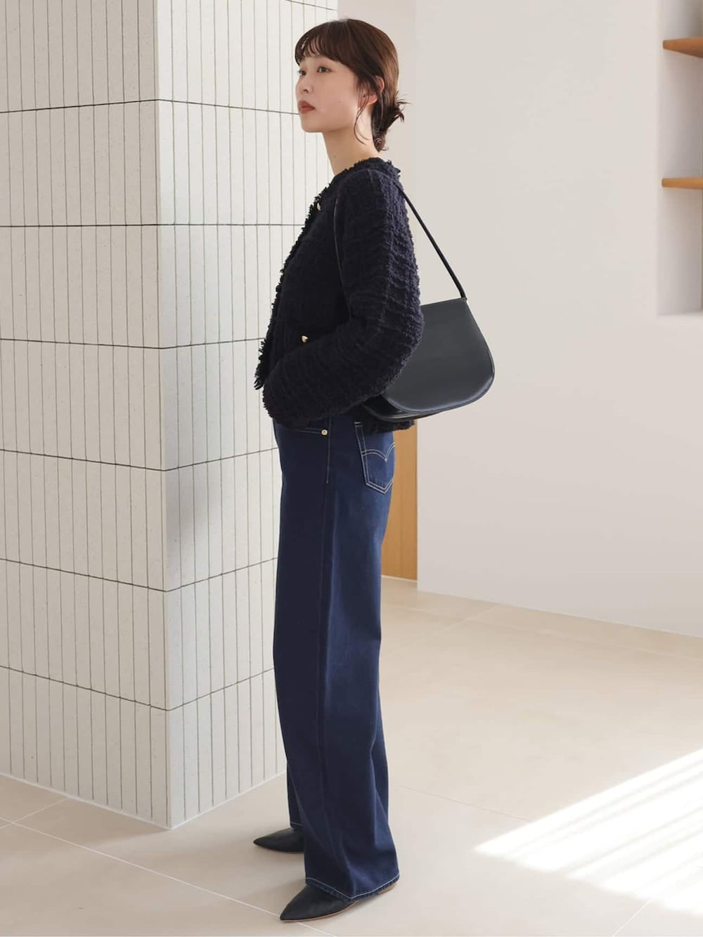 ブルー系のデニムパンツ、ブラック系のTシャツ/カットソー、ブルー系のカーディガン/ボレロを着用したレディースの秋コーディネートの2枚目の写真