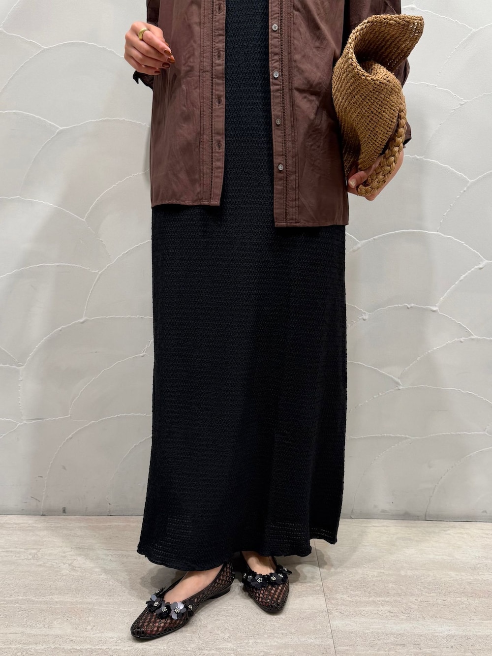 ブラック系のワンピース、ブラウン系のシャツ/ブラウス、ブラック系のシャツ/ブラウスを着用したレディースの春コーディネートの6枚目の写真