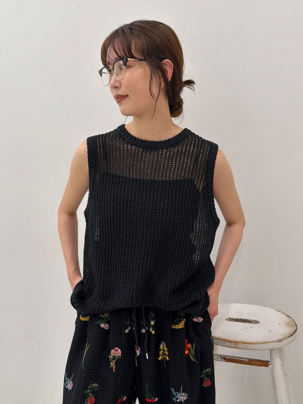 ブラック系のニット/セーター、ブラック系のサンダルを着用したレディースの夏コーディネートの4枚目の写真