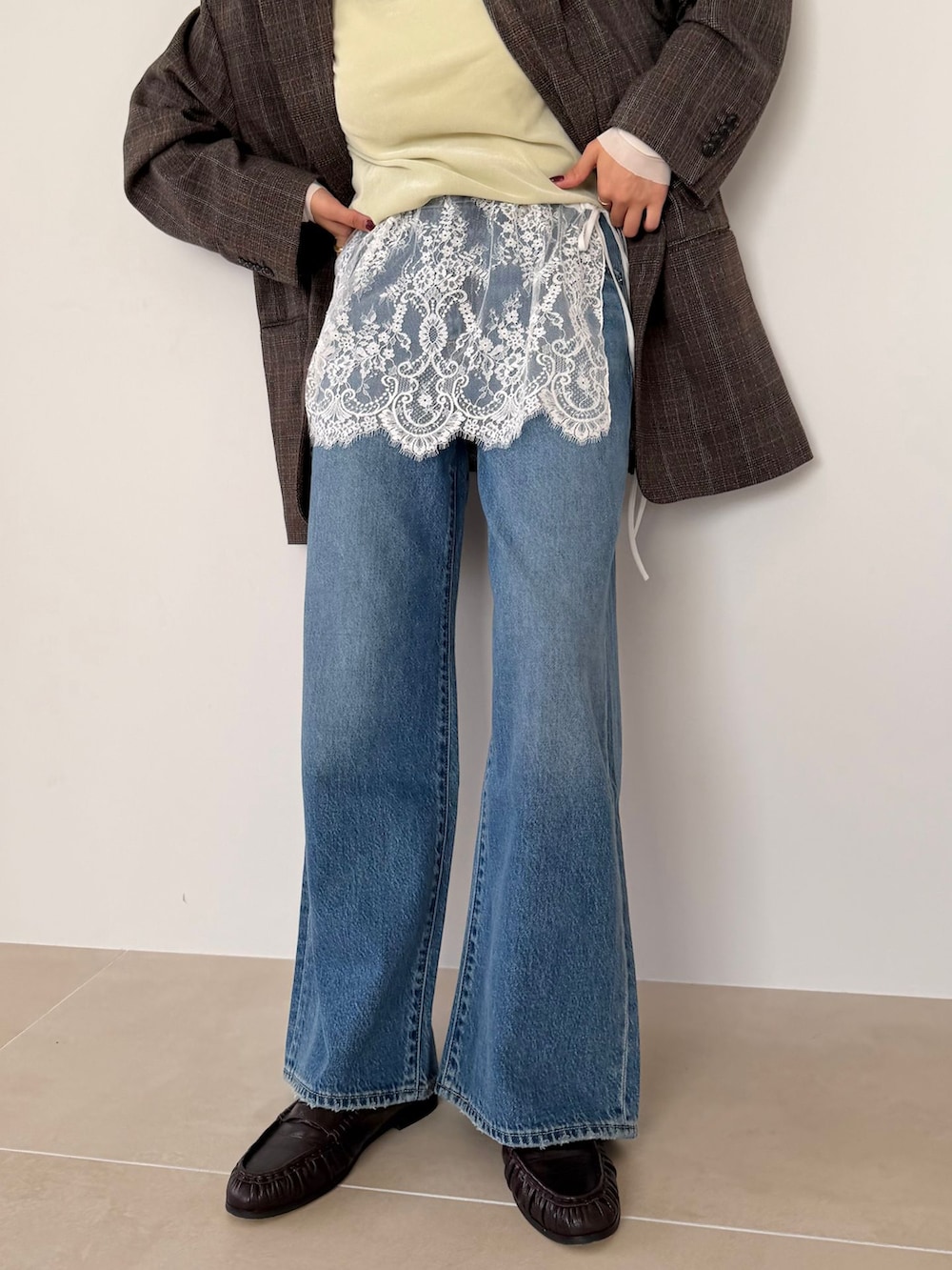 ブラウン系のテーラードジャケット、ブルー系のデニムパンツ、グリーン系のTシャツ/カットソーを着用したレディースの夏コーディネートの7枚目の写真