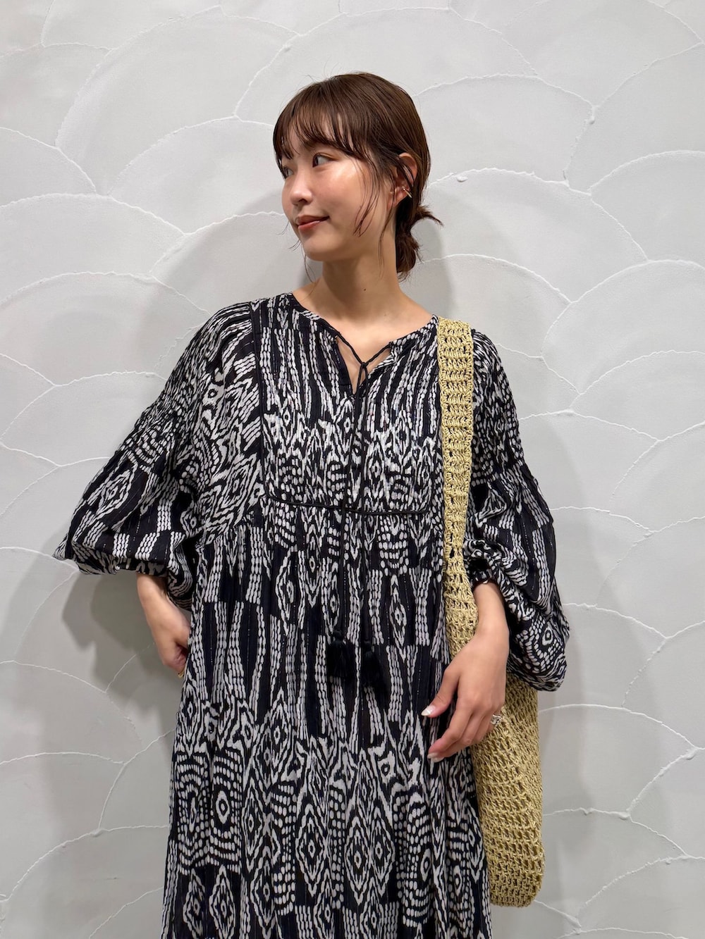ブラック系のワンピース、ベージュ系のショルダーバッグ、ブラック系のサンダルを着用したレディースの夏コーディネートの4枚目の写真