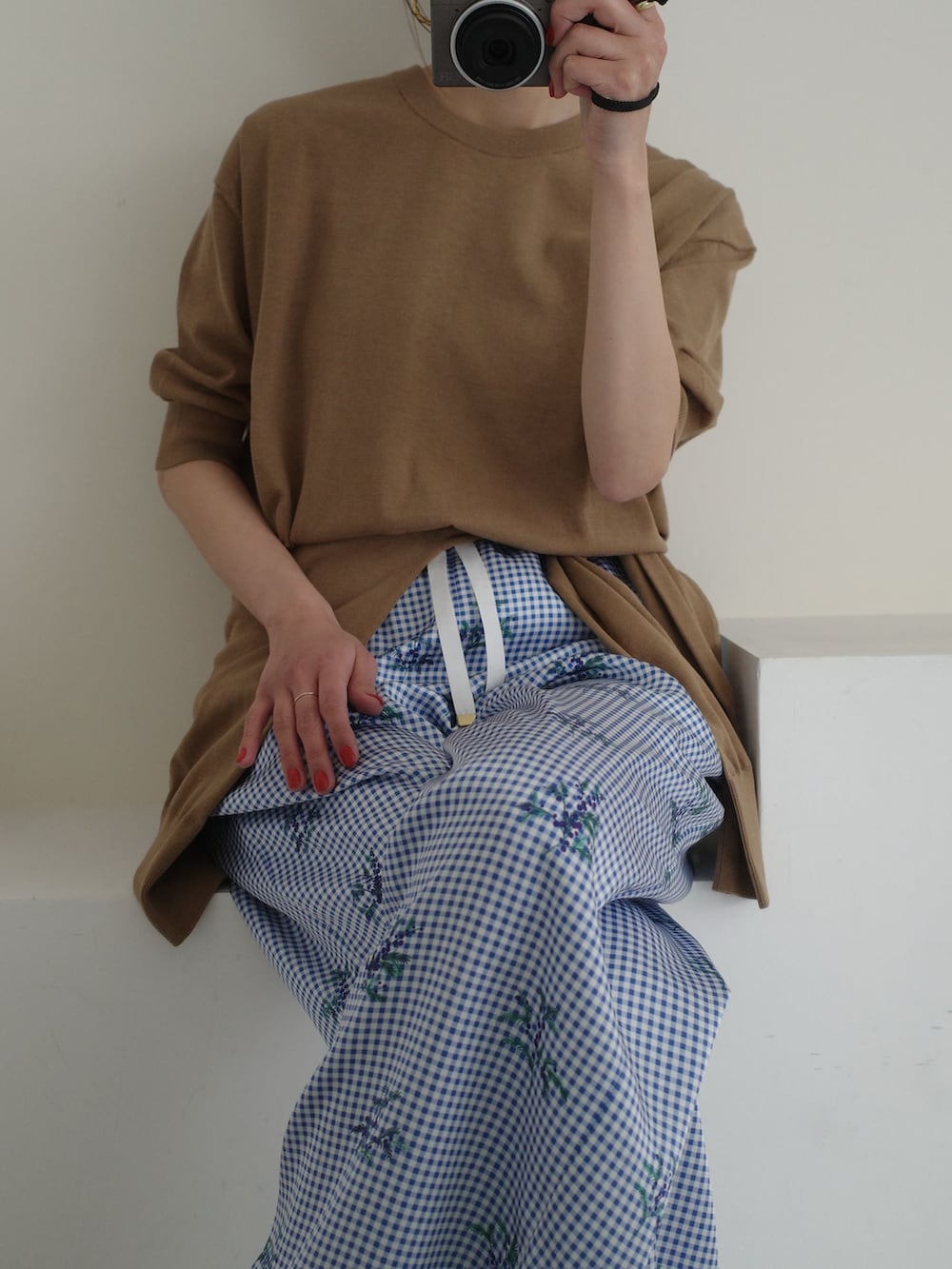 ブルー系のその他パンツ、ベージュ系のカーディガン/ボレロ、ベージュ系のニット/セーターを着用したレディースの春コーディネートの6枚目の写真