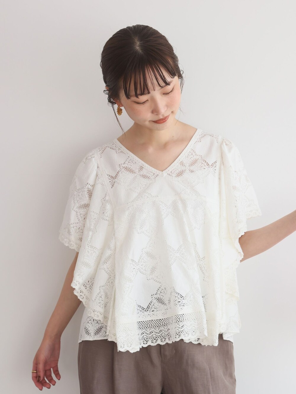 グリーン系のその他パンツ、ホワイト系のシャツ/ブラウス、ピンク系のかごバッグを着用したレディースの夏コーディネートの4枚目の写真