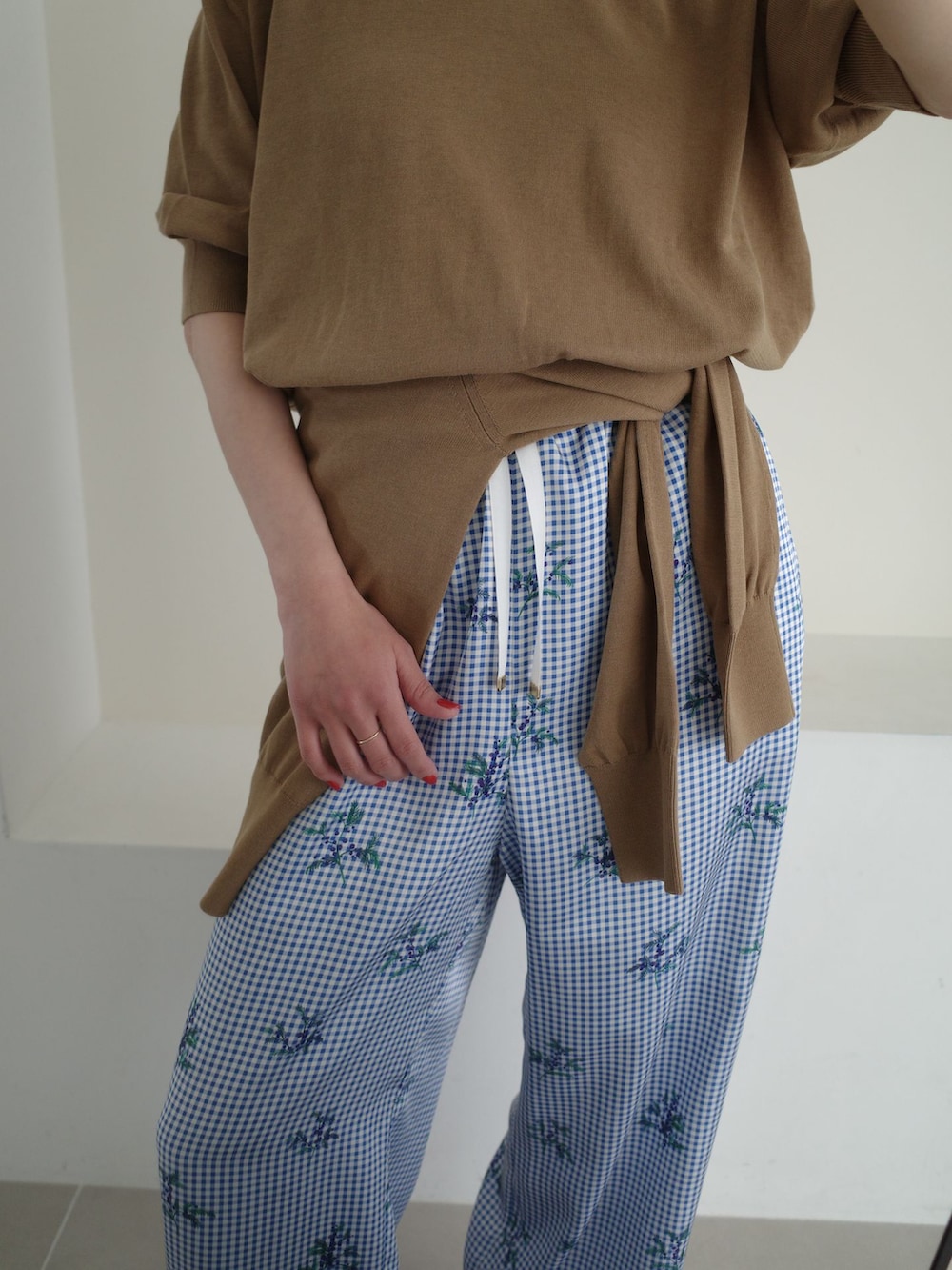 ブルー系のその他パンツ、ベージュ系のカーディガン/ボレロ、ベージュ系のニット/セーターを着用したレディースの春コーディネートの8枚目の写真