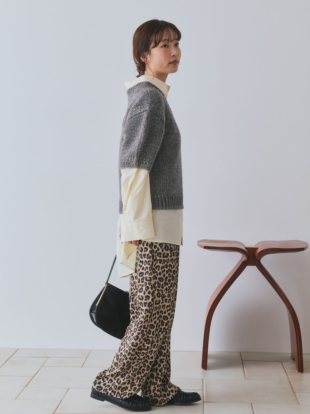 ベージュ系のその他パンツ、イエロー系のシャツ/ブラウス、グレー系のニット/セーターを着用したレディースの夏コーディネートの2枚目の写真