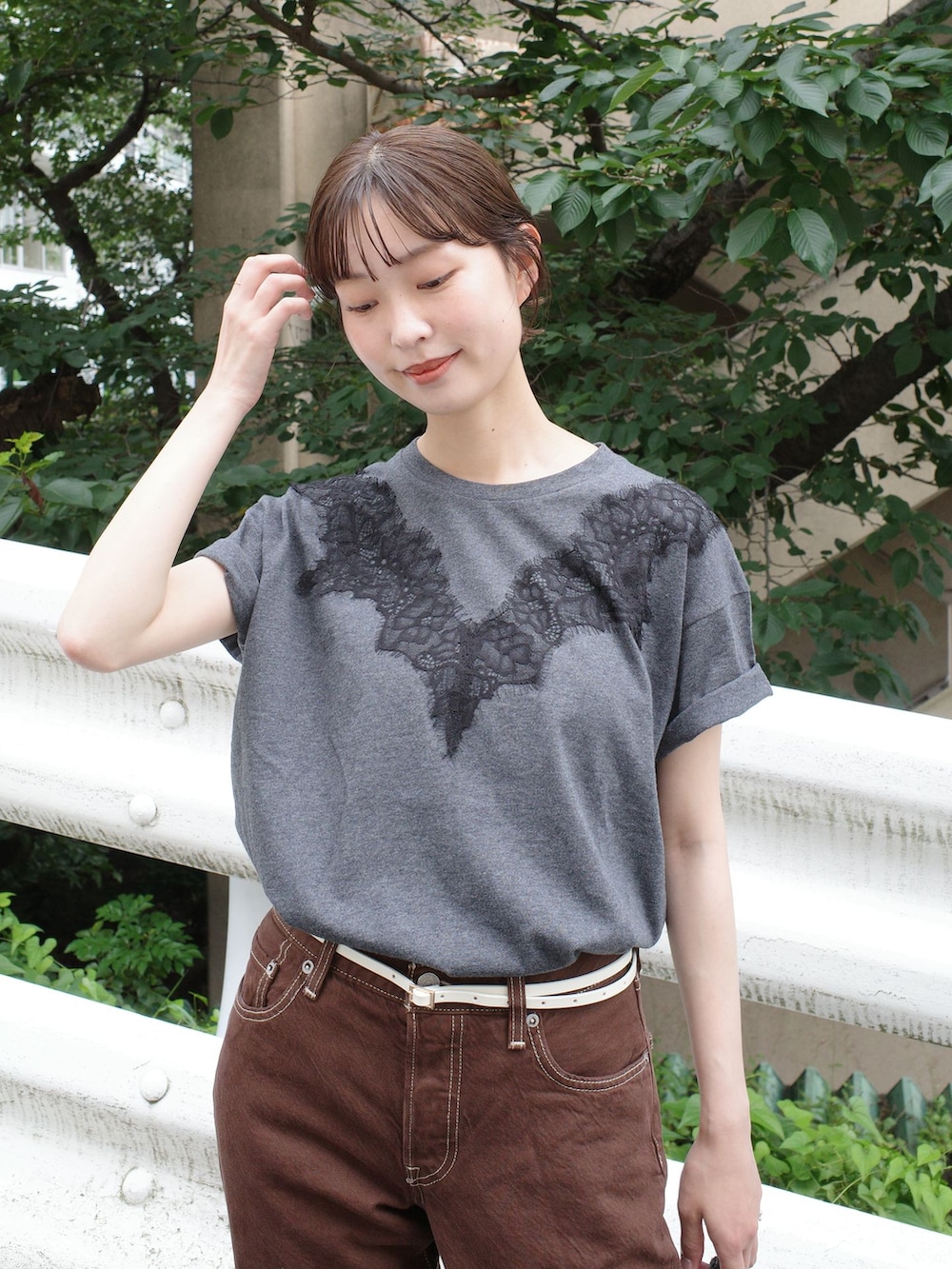 ブラウン系のデニムパンツ、グレー系のTシャツ/カットソー、ブラック系のかごバッグを着用したレディースの夏コーディネートの9枚目の写真